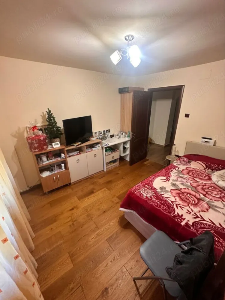 Apartament 3 Camere - Vanzare apartament 3 camere, DIRECT PROPRIETAR situat in zona Lujerului , strada Dealul Tugulea.
Imobilul este construit in 1989 si se afla langa PIATA LUJERULUI, fiind o zona linistita cu acces rapid catre principalele puncte de interes ale capitalei. 
Apartamentul are o suprafata de aproximativ 73.42MP la care se adaugă un balcon de 4.91MP. Acesta se afla la etajul 1dintr-un bloc de 4etaje, este decomandat și renovat complet în 2022.
Instalația electrica cupru și sanitară sunt schimbate odată cu renovarea apartamentului, la fel și caloriferele, iar apometrele sunt cu citire la distanță. Apartamentul dispune de CENTRALĂ TERMICA proprie. Se predă complet mobilat, aceasta fiind nou schimbată odată cu modernizarea apartamentului.
In apropiata vecinatate a apartamentului se afla: Plaza Romania - 6 min, Kaufland, Lidl, Prosper Plaza, gradinite, scoli, licee, restaurante, farmacii, sala de sport si alte centre comerciale.
Loc de parcare obtinere ADP.

Caracteristici principale:

Apartament 3 camere decomandat, 74 MP UTILI 78 TOTAL
Etaj 1 4 bloc construit în 1989(reabilitat termic)
2 băi, una cu geam, parchet Lemn Masiv
Centrala termică proprie 
Debarale pentru depozitare
Recent renovat 2022 (dormitoare, băi, instalații sanitare și electrice)
Uși noi, Țeavă de gaz pentru racordare centrală
Certificat Energetic clasa A
Mobilat și utilat complet
Zonă liniștită cu acces facil la magazine, școli, grădinițe
Aproape de Lujerului și LACUL MORII, spitale și transport public (tramvaiul 41 și metrou Lujerului)
Acest apartament este o oportunitate excelentă pentru cei care își doresc o locuință spațioasă și modernă într-o zonă bine conectată și plină de facilități urbane. 
Contact telefonic : preferabil WhatsApp
