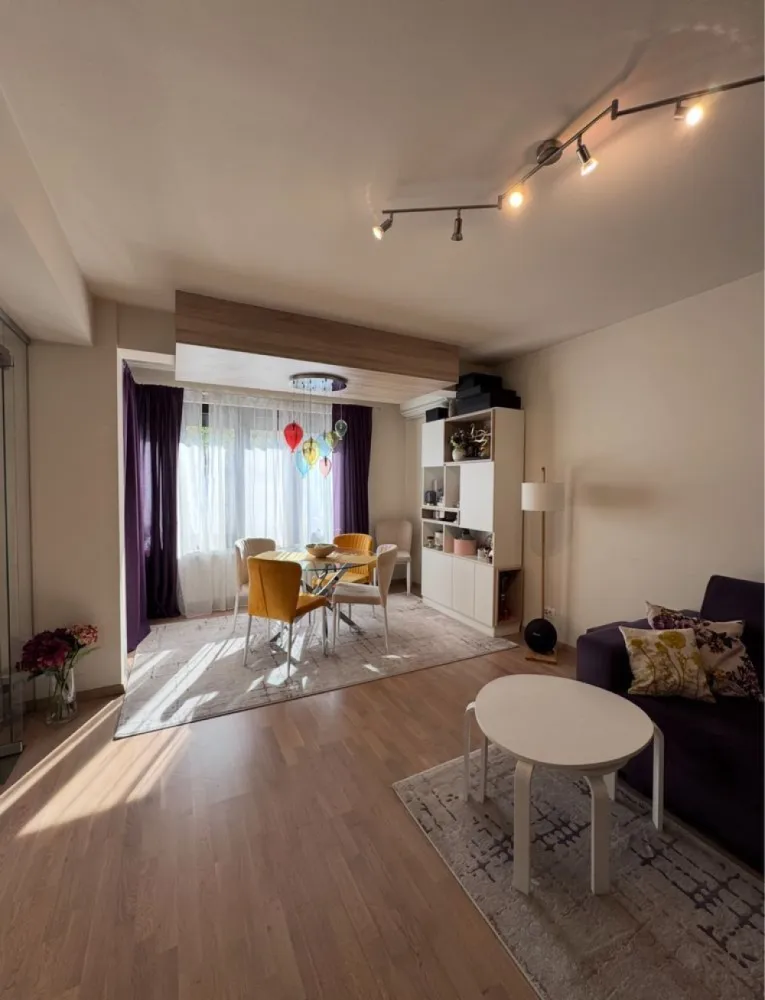 Apartament la cheie 3 camere 2bai curte proprie parcare subterana lift - De vanzare apartament cu 3 camere si curte proprie –direct proprietar -avand o suprafata utila de 143mp, situat in sectorul 1 Bucuresti, intr-o zona linistita, cu vegetatie maxima, in cartierul Bucurestii Noi . Apartamentul se vinde cu loc de parcare subteran cu o suprafata utila de 17mp. Intrarea in subteran se face prin rampa, care pe timpul iernii este incalzita. Descriere imobil: Apartament cu 3 camere si doua bai decomandat cu o suprafata utila de 77 mp, iar curtea exterioara de 66 mp, situat la parter, intr-un bloc finalizat in 2017, format din 2 nivele,mansarda si parcare subterana. Apartamentul este format dintr-un living, 2 dormitoare dintre care unul matrimonial cu baie proprie cu dus , mobilate si utilate, o bucatarie mobilata si utilata (separata si inchisa si cu iesire pe terasa), un grup sanitar de serviciu. Imobilul are centrala propie pe GAZ, cu calorifere, instalatia electrica pe cupru, instalatia sanitara de inalta calitate, gresie, faianta, parchet din lemn triplustratificat (toate achizitionate de la Delta Studio marca Porcelanosa) dispune de geamuri termopane tripan Salamander care au si plasa tip pliseu. Un lucru foarte important, toate geamurile au rulorui exterioare. Delimitarea dintre living si bucatarie de face printr-un pere din geam cu sistem de deschidere-inchidere marca Dorma .Imobilul se vinde mobilat si utilat complet, mobila fiind toata facuta pe comanda, utilat cu televizoare marca Sony, masina de spalata vase marca Bosch, masina de spalat rufe marca Bosch, plita electrica Bosch , hota Bosch, cuptor electric si cuptor cu microunde Bosch, frigider Bosch, dispune si de aer conditionat marca Daikin,expressor Nespresso- toate intra in pretul de achizitie. Sanitarele bailor sunt marca Dalet , iar bateriile chiuvetelor,cat si bateria dusului sunt marca Kludi.Rigola dusului este marca Geberit. Bucataria are in dotare chiuveta si baterie marca Franke .Contorizarea gazului , curentului electric si a apei este individual . Imobilul mai dispune si de un loc de parcare subteran cu o suprafata de 17mp (de pot pune optional si dulapuri de depozitare). Blocul are termoizolatie exterioara, camere supraveghere din toate unghiurile, cat si subteran. Cladirea figureaza si cu lift .Toate electrocasnicele au clasa A+++ . Apartamentul a fost achizitionat la gri , iar finisajele au fost alese impreuna cu un designer de interior. Este prevazut cu sistem de alarma marca Paradox. Usile au fost achizitionate de la Porta Doors. Apartamentul se afla la o distanta de 5 minute de metroul Bazilescu (de mers pe jos), acces facil la toate supermarket-urile (Lidl, Kaufland, Mega-Image ,Carrefour, inclusiv piata) In apropiere se regasesc: Băneasa Shopping City, Aeroportul Baneasa, Colosseun Mall, Piata Presei Libere