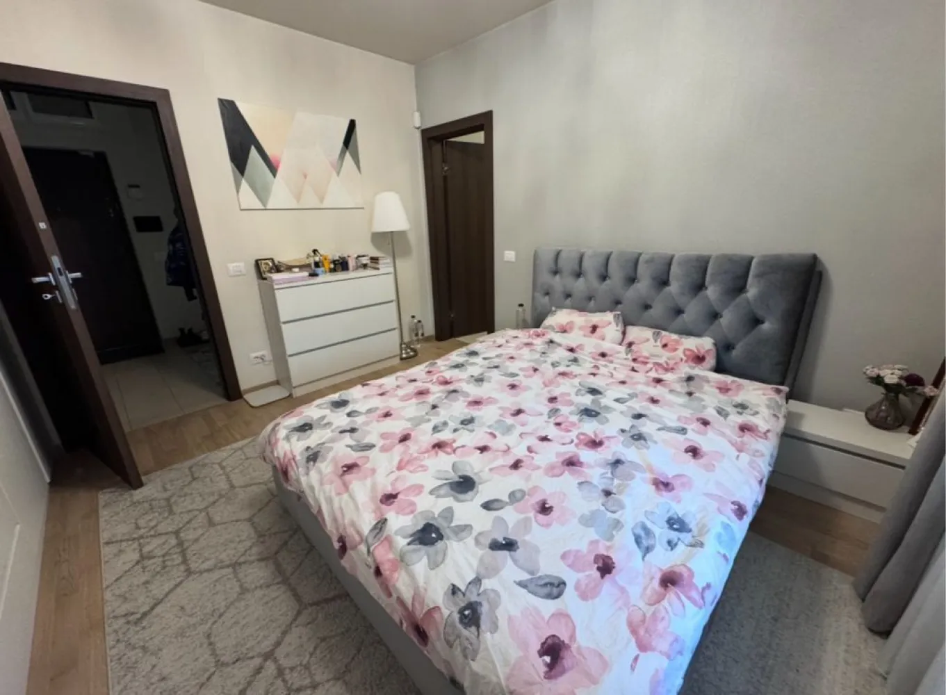 Apartament la cheie 3 camere 2bai curte proprie parcare subterana lift - De vanzare apartament cu 3 camere si curte proprie –direct proprietar -avand o suprafata utila de 143mp, situat in sectorul 1 Bucuresti, intr-o zona linistita, cu vegetatie maxima, in cartierul Bucurestii Noi . Apartamentul se vinde cu loc de parcare subteran cu o suprafata utila de 17mp. Intrarea in subteran se face prin rampa, care pe timpul iernii este incalzita. Descriere imobil: Apartament cu 3 camere si doua bai decomandat cu o suprafata utila de 77 mp, iar curtea exterioara de 66 mp, situat la parter, intr-un bloc finalizat in 2017, format din 2 nivele,mansarda si parcare subterana. Apartamentul este format dintr-un living, 2 dormitoare dintre care unul matrimonial cu baie proprie cu dus , mobilate si utilate, o bucatarie mobilata si utilata (separata si inchisa si cu iesire pe terasa), un grup sanitar de serviciu. Imobilul are centrala propie pe GAZ, cu calorifere, instalatia electrica pe cupru, instalatia sanitara de inalta calitate, gresie, faianta, parchet din lemn triplustratificat (toate achizitionate de la Delta Studio marca Porcelanosa) dispune de geamuri termopane tripan Salamander care au si plasa tip pliseu. Un lucru foarte important, toate geamurile au rulorui exterioare. Delimitarea dintre living si bucatarie de face printr-un pere din geam cu sistem de deschidere-inchidere marca Dorma .Imobilul se vinde mobilat si utilat complet, mobila fiind toata facuta pe comanda, utilat cu televizoare marca Sony, masina de spalata vase marca Bosch, masina de spalat rufe marca Bosch, plita electrica Bosch , hota Bosch, cuptor electric si cuptor cu microunde Bosch, frigider Bosch, dispune si de aer conditionat marca Daikin,expressor Nespresso- toate intra in pretul de achizitie. Sanitarele bailor sunt marca Dalet , iar bateriile chiuvetelor,cat si bateria dusului sunt marca Kludi.Rigola dusului este marca Geberit. Bucataria are in dotare chiuveta si baterie marca Franke .Contorizarea gazului , curentului electric si a apei este individual . Imobilul mai dispune si de un loc de parcare subteran cu o suprafata de 17mp (de pot pune optional si dulapuri de depozitare). Blocul are termoizolatie exterioara, camere supraveghere din toate unghiurile, cat si subteran. Cladirea figureaza si cu lift .Toate electrocasnicele au clasa A+++ . Apartamentul a fost achizitionat la gri , iar finisajele au fost alese impreuna cu un designer de interior. Este prevazut cu sistem de alarma marca Paradox. Usile au fost achizitionate de la Porta Doors. Apartamentul se afla la o distanta de 5 minute de metroul Bazilescu (de mers pe jos), acces facil la toate supermarket-urile (Lidl, Kaufland, Mega-Image ,Carrefour, inclusiv piata) In apropiere se regasesc: Băneasa Shopping City, Aeroportul Baneasa, Colosseun Mall, Piata Presei Libere