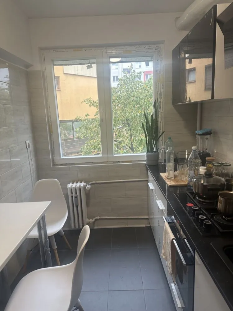 3 camere renovat Piata domenii - 3 camere
Bloc reabilitat termic 
O baie, un balcon, 2 holuri, 2 debarale
Renovat complet, inclusiv instalatie electrica si sanitara
Mobilier la comanda, amortizoare la toata sertarele
Bucatarie quartz si mdf
Baie cu rigola
Aer conditionat
Contoare calorifere
Vedere est si nord
Gata de mutat