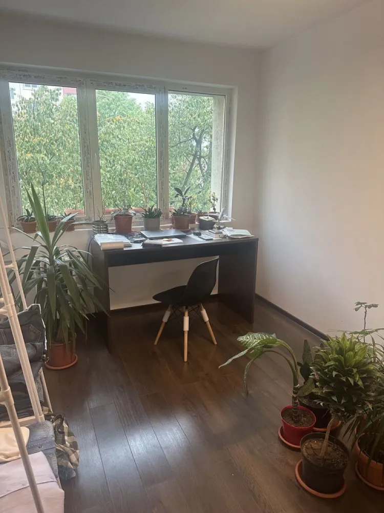 3 camere renovat Piata domenii - 3 camere
Bloc reabilitat termic 
O baie, un balcon, 2 holuri, 2 debarale
Renovat complet, inclusiv instalatie electrica si sanitara
Mobilier la comanda, amortizoare la toata sertarele
Bucatarie quartz si mdf
Baie cu rigola
Aer conditionat
Contoare calorifere
Vedere est si nord
Gata de mutat