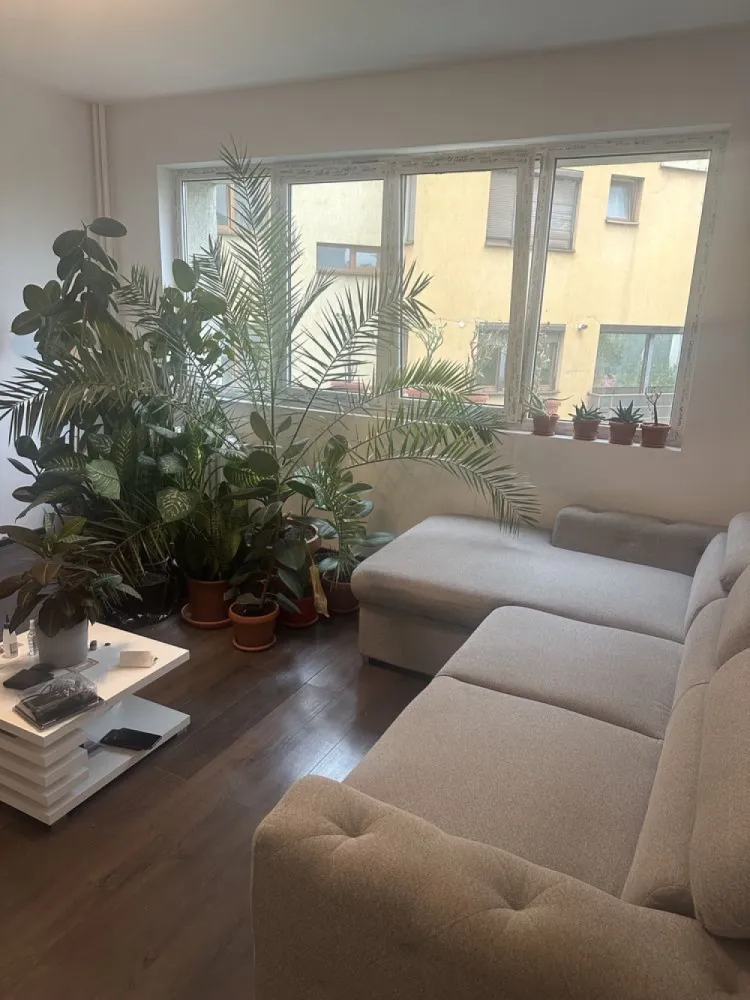 3 camere renovat Piata domenii - 3 camere
Bloc reabilitat termic 
O baie, un balcon, 2 holuri, 2 debarale
Renovat complet, inclusiv instalatie electrica si sanitara
Mobilier la comanda, amortizoare la toata sertarele
Bucatarie quartz si mdf
Baie cu rigola
Aer conditionat
Contoare calorifere
Vedere est si nord
Gata de mutat