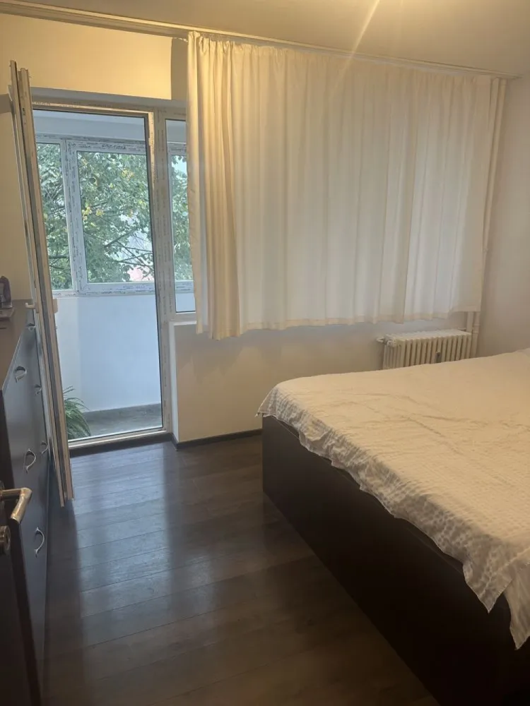 3 camere renovat Piata domenii - 3 camere
Bloc reabilitat termic 
O baie, un balcon, 2 holuri, 2 debarale
Renovat complet, inclusiv instalatie electrica si sanitara
Mobilier la comanda, amortizoare la toata sertarele
Bucatarie quartz si mdf
Baie cu rigola
Aer conditionat
Contoare calorifere
Vedere est si nord
Gata de mutat