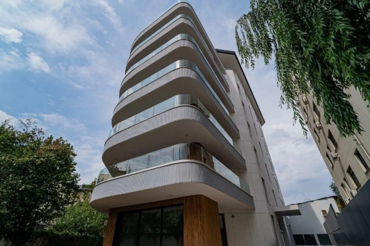 RARITATE Cotroceni 3 camere , 105mp, finalizat 2024, terasa cu view superb - Proiect de excepţie finalizat in 2024, situat într-unul din cele mai exclusiviste cartiere ale Bucurestiului - Cotroceni strada gen Ion Dragalina 21, avand o pozitie unica si acces imediat la Parcul Izvor si la cateva minute de Parcul Cismigiu si de statiile de metrou Izvor si Eroilor va ofera un stil de viaţă urban deosebit fiind localizat in centrul istoric si cultural al Capitalei si aproape de Opera , teatre ,restaurante si cafenele.
Imobilul 2S+P+5+6r tip boutique are numai 20 apartamente, cate 3 pe etaj, dispune de finisaje de lux avand fatada ventilata, lift Schindler, placari cu marmură ale zonelor comune, precum si spatii verzi la parter.
Apartamentul este situat la etajul 5 avand o suprafaţă de 105mp si este format din 3 camere decomandate si doua bai, livingul si bucataria oferind un spatiu generos de 37mp ce se continua direct cu o terasa interioara de 15 mp ce are un view superb deasupra cartierului Cotroceni si oferă posibilitatea de a va bucura de niste apusuri de soare spectaculoase.
Este dotat cu centrala proprie Buderus, sistem de incalzire in pardoseala, pereti interiori din caramida si tavanul izolat fonic ceea ce asigura un confort termic si fonic deosebit . Datorită ferestrelor ample este perfect luminat iar sistemul de ventilatie mecanica asigura un flux de aer proaspăt permanent in camere . Dispune de aparate ultraperformante de AC Mitshubishi 
Terasa exterioara este flotanta, usa de la intrare este Nusco iar baile sunt dotate cu WC incastrat Geberit
Apartamentul a fost proiectat de designer cu gestionarea perfecta a spatiului de locuit, a bailor si bucatariei
Apartamentul se vinde la ,, albâ€ lasand viitorilor proprietari posibilitatea de a- l personaliza dupa propriul gust
Are toate actele in regula pentru vanzarea imediata, se accepta credit imobiliar
Pretul are TVA inclus