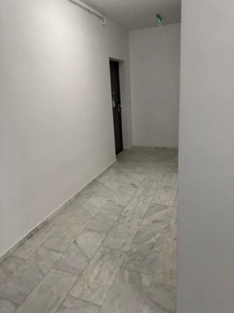 RARITATE Cotroceni 3 camere , 105mp, finalizat 2024, terasa cu view superb - Proiect de excepţie finalizat in 2024, situat într-unul din cele mai exclusiviste cartiere ale Bucurestiului - Cotroceni strada gen Ion Dragalina 21, avand o pozitie unica si acces imediat la Parcul Izvor si la cateva minute de Parcul Cismigiu si de statiile de metrou Izvor si Eroilor va ofera un stil de viaţă urban deosebit fiind localizat in centrul istoric si cultural al Capitalei si aproape de Opera , teatre ,restaurante si cafenele.
Imobilul 2S+P+5+6r tip boutique are numai 20 apartamente, cate 3 pe etaj, dispune de finisaje de lux avand fatada ventilata, lift Schindler, placari cu marmură ale zonelor comune, precum si spatii verzi la parter.
Apartamentul este situat la etajul 5 avand o suprafaţă de 105mp si este format din 3 camere decomandate si doua bai, livingul si bucataria oferind un spatiu generos de 37mp ce se continua direct cu o terasa interioara de 15 mp ce are un view superb deasupra cartierului Cotroceni si oferă posibilitatea de a va bucura de niste apusuri de soare spectaculoase.
Este dotat cu centrala proprie Buderus, sistem de incalzire in pardoseala, pereti interiori din caramida si tavanul izolat fonic ceea ce asigura un confort termic si fonic deosebit . Datorită ferestrelor ample este perfect luminat iar sistemul de ventilatie mecanica asigura un flux de aer proaspăt permanent in camere . Dispune de aparate ultraperformante de AC Mitshubishi 
Terasa exterioara este flotanta, usa de la intrare este Nusco iar baile sunt dotate cu WC incastrat Geberit
Apartamentul a fost proiectat de designer cu gestionarea perfecta a spatiului de locuit, a bailor si bucatariei
Apartamentul se vinde la ,, albâ€ lasand viitorilor proprietari posibilitatea de a- l personaliza dupa propriul gust
Are toate actele in regula pentru vanzarea imediata, se accepta credit imobiliar
Pretul are TVA inclus