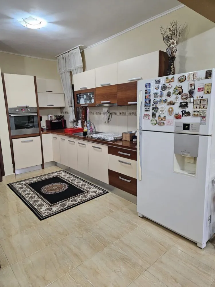 Casa de vanzare 3 camere Sos Giurgiului - Luica - Casa, parter , etaj și pod, în suprafață construita de 138,80 mp , suprafață utila 112 mp, teren în suprafață de 197 mp . La parter se afla un living+ bucătărie open spice, baie, antreu, corp tehnic, la etaj se afla 2 dormitoare, baie, hol, dresing , balcon.
Impreuna cu casa se vinde și un teren în suprafata de 44 mp pe care se afla un garaj sub care se afla un beci . 
În continuarea terenului de 197 mp se afla si un teren in folosință în suprafață de 216 mp pe care se afla edificata o construcție în suprafață de 28 mp compusa din bucătărie vara, magazie, terasa, wc curte și pentru care exista documentație topo cadastrala urmând a se introduce acțiune în uzucapiune( deja s-a incheiat contractul de asistenta juridica). Dupa introducerea actiunii si pentru acest imobil se vând drepturile litigioase.
Pentru vizionare sau mai multe informații vă rog să ne contactați: 
07******77 
07******55