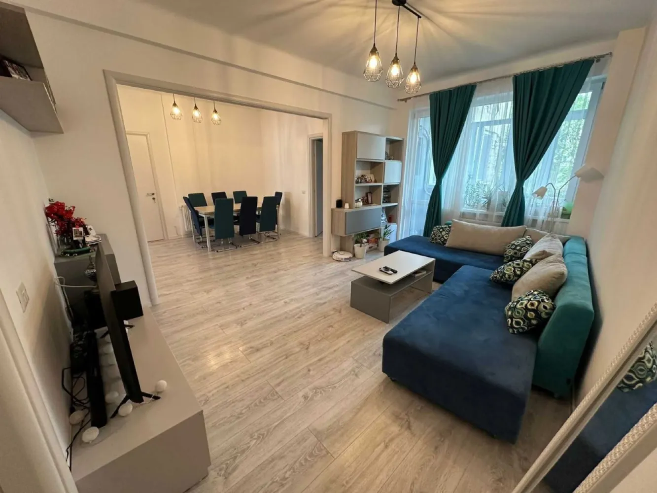 Apartament 3 camere Natiunile Unite - Proprietar vand apartament 3 camere situat la et 4/7, decomandat zona Natiunile Unite, mai exact str. Poenaru Bordea.
Apartamentul a fost modernizat total in anul 2020, toate instalatiile au fost inlocuite ( electrica + termica), incalzirea se face prin CT.
Apartamentul se vinde ca in poze, mobilat si utilat complet.
Distanta pana la Metrou P.Unirii este de 5 min.
Apartamentul detine si o boxa la demisol. 
Pretul este usor negociabil.
Nu doresc colaborare cu agentiile imobiliare.
Blocul nu are bulina, dar este incadrat la U2.