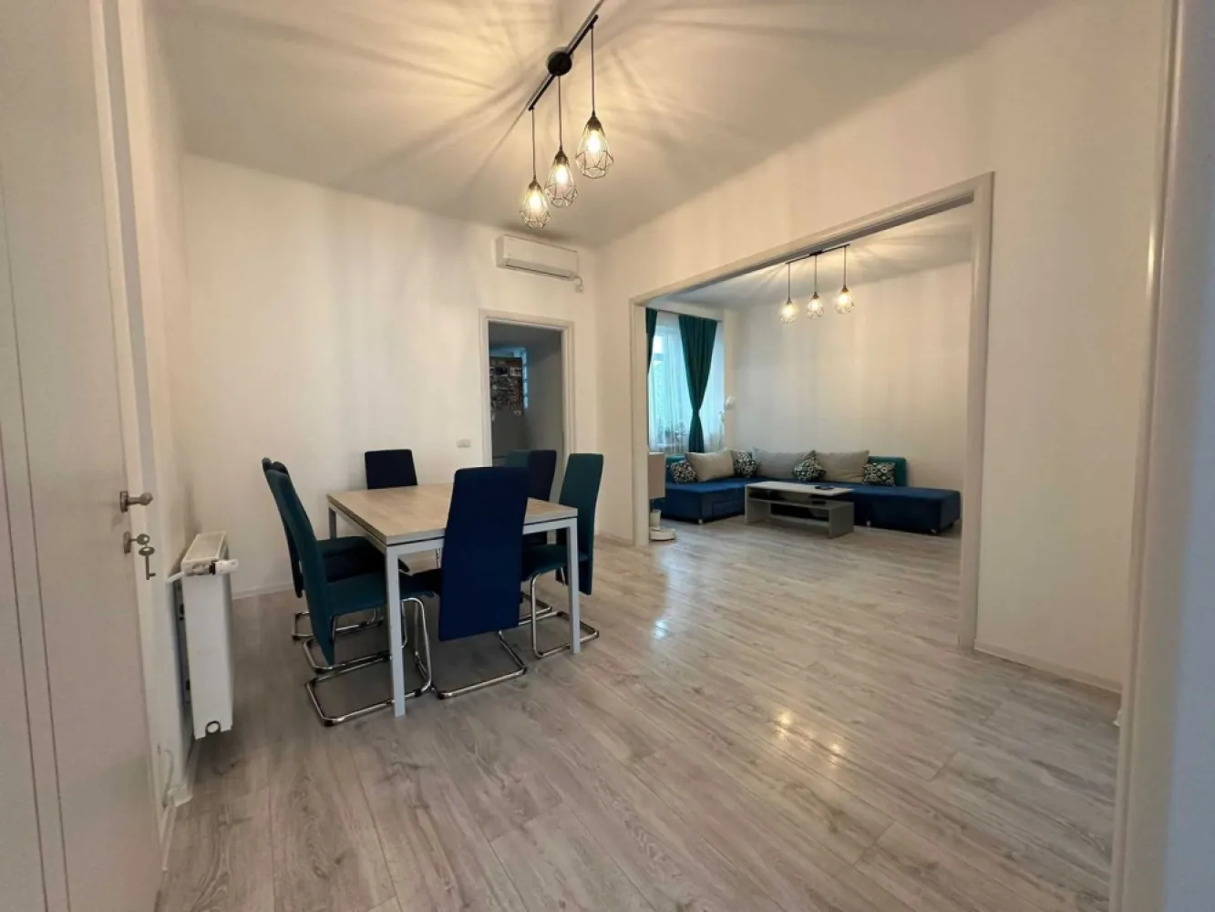 Apartament 3 camere Natiunile Unite - Proprietar vand apartament 3 camere situat la et 4/7, decomandat zona Natiunile Unite, mai exact str. Poenaru Bordea.
Apartamentul a fost modernizat total in anul 2020, toate instalatiile au fost inlocuite ( electrica + termica), incalzirea se face prin CT.
Apartamentul se vinde ca in poze, mobilat si utilat complet.
Distanta pana la Metrou P.Unirii este de 5 min.
Apartamentul detine si o boxa la demisol. 
Pretul este usor negociabil.
Nu doresc colaborare cu agentiile imobiliare.
Blocul nu are bulina, dar este incadrat la U2.