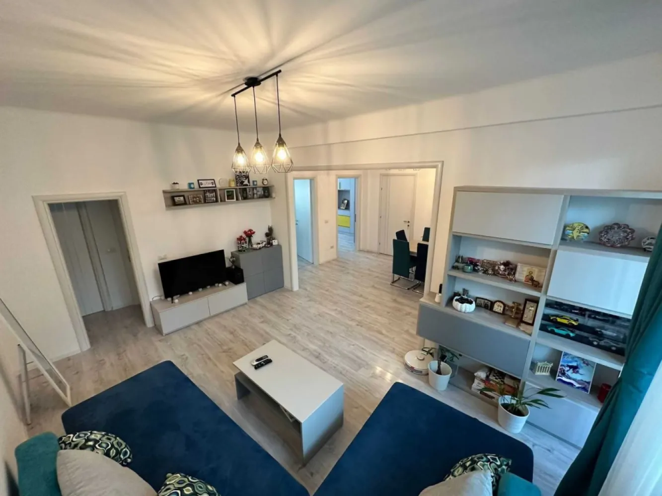 Apartament 3 camere Natiunile Unite - Proprietar vand apartament 3 camere situat la et 4/7, decomandat zona Natiunile Unite, mai exact str. Poenaru Bordea.
Apartamentul a fost modernizat total in anul 2020, toate instalatiile au fost inlocuite ( electrica + termica), incalzirea se face prin CT.
Apartamentul se vinde ca in poze, mobilat si utilat complet.
Distanta pana la Metrou P.Unirii este de 5 min.
Apartamentul detine si o boxa la demisol. 
Pretul este usor negociabil.
Nu doresc colaborare cu agentiile imobiliare.
Blocul nu are bulina, dar este incadrat la U2.