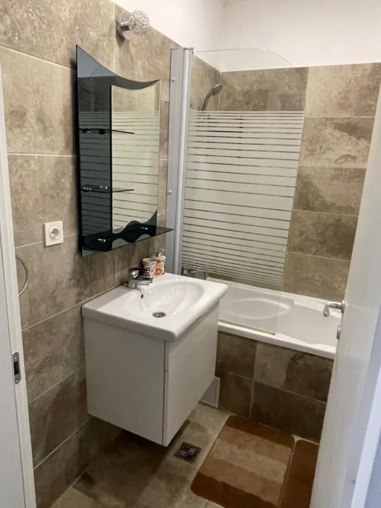 Garsoniera Mobilata si utilata complet, complex Avangarde City - De vanzare Garsoniera in Avangarde City strada Tineretului,Militari Residence.
Mobilata si utilata complet cu tot ce este nevoie. 
Se afla la parter inalt (etajul 1) mai exista un etaj sub, suprafata utila 30mp.
Pret 46.000€