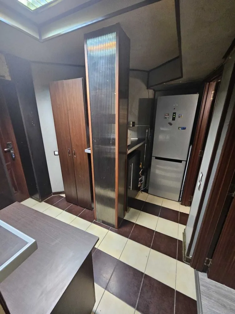 Vand garsoniera – Bucuresti - ultracental - Unirii km. zero - Vand garsoniera – Bucuresti - ultracental, zona linistita - Unirii ( km. zero)
Puncte de reper - Centrul Istoric - Sf. Gheorghe - Sf. Vineri
45.000 euro - negociabil 
Garsoniera SU 26 mp ST 35 mp (1 cam, baie, bucatarie, hol), situata la un demisol inalt, este renovata, bucatarie utilata, incalzire electrica, posibilitate de parcare in fata blocului. Bloc D+P+6 din 1937.
Pretabila pentru locuit, birou sau inchiriere in regim hotelier Airbnb
Bloc construit in 1937 - momentan, apare ca fiind incadrat in 1994 cu risc seismic – I -, dar fara a fi corect expertizat. 
Asociatia, cu acordul PMB a decis reexpertizarea pentru a se stabili daca in realitate are sau nu are acest risc seismic, procedura fiind in derulare.
