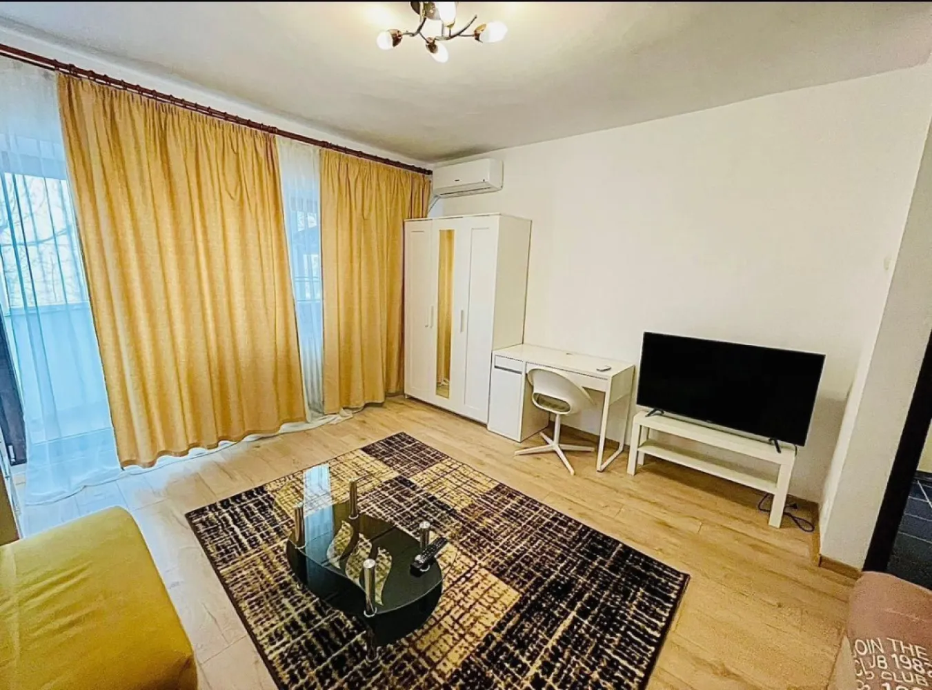 Propietar, Garsonieră de Vânzare, Liberty Mall - GARSONIERĂ DE VÂNZARE, Se accepta și Credit Ipotecar. Etaj 2/8, Bloc 1989, Pozitionata Ideal, balcon inchis si de calitate!.Spațioasă, Suprafață 40,77mp. Decomandată, mobilată și utilată. Se vinde exact cum este în poze. Electrocasnice , Aer condiționat etc. Apometre, balcon închis. Bloc supravegheat video, două ascensoare. LOCALIZARE: Situată Strada Năsăud lângă Liberty Center.Mijloace transport in comun: acces foarte Rapid Piata Unirii! S.T.B. 117, ,Tramvai 8,32 etc.. În apropiere Carrefour ,Kaufland, Penny, Lidl, Liberty Center. Școală, Grădiniță. Acte pregătite pentru vânzare, cadastru, Certificat Energetic.