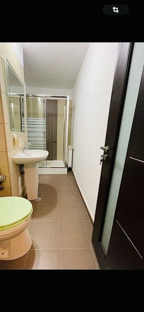 Propietar, Garsonieră de Vânzare, Liberty Mall - GARSONIERĂ DE VÂNZARE, Se accepta și Credit Ipotecar. Etaj 2/8, Bloc 1989, Pozitionata Ideal, balcon inchis si de calitate!.Spațioasă, Suprafață 40,77mp. Decomandată, mobilată și utilată. Se vinde exact cum este în poze. Electrocasnice , Aer condiționat etc. Apometre, balcon închis. Bloc supravegheat video, două ascensoare. LOCALIZARE: Situată Strada Năsăud lângă Liberty Center.Mijloace transport in comun: acces foarte Rapid Piata Unirii! S.T.B. 117, ,Tramvai 8,32 etc.. În apropiere Carrefour ,Kaufland, Penny, Lidl, Liberty Center. Școală, Grădiniță. Acte pregătite pentru vânzare, cadastru, Certificat Energetic.