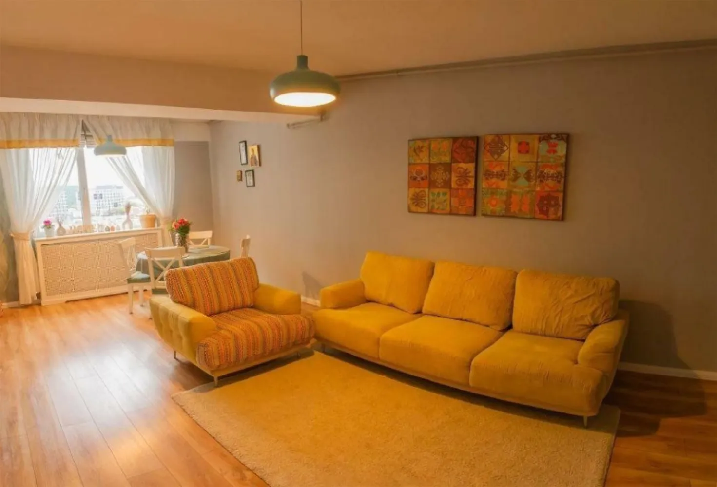 Apartament 3 camere 13 Septembrie SEBASTIAN - Apartament 3 camere cu suprafata utila de 79.92mp.
Bloc regim de înălţime S+P+9E, dat în folosinţă in 2015.
Nu se percepe TVA.

Este amplasat in imediata apropiere a parcului SEBASTIAN, langa Kaufland şi Centru comercial Vulcan Value Center (Carrefour Vulcan, KFC, McDonald's, Starbucks, H&M, etc) in spatele blocului.
Foarte aproape de Prosper Plaza, la 3 min de mers pe jos.
Acces facil -la puncte de interes si facilităţi esentiale.
Localizare excelenta la doar 10 minute de centrul Bucureştiului.
Finisaje superioare.
Bloc monitorizat video, 2 lifturi.
Centrala de apartament proprie ,Certificat energetic A.
Spatiu depozitare comun boxa subsol.
Gradinite si scoli in imediata apropiere.
Apartamentul se vinde semimobilat:
 - dressing ultraincapator pe hol si pantofar
-bucatarie mobilata si utilata cu masina de spalat vase, plita si cuptor electric, hota, frigider incorporat
-baie mobilata si utilata
-masca calorifer 
-biblioteca si masa dining + scaune
-camera de copii complet mobilata si utilata
Apartamentul este foarte calduros iarna ,consum mic de energie ,foarte econom
Hol mare la intrare, baie pe hol.