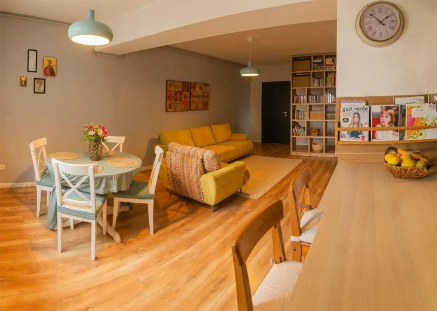 Apartament 3 camere 13 Septembrie SEBASTIAN - Apartament 3 camere cu suprafata utila de 79.92mp.
Bloc regim de înălţime S+P+9E, dat în folosinţă in 2015.
Nu se percepe TVA.

Este amplasat in imediata apropiere a parcului SEBASTIAN, langa Kaufland şi Centru comercial Vulcan Value Center (Carrefour Vulcan, KFC, McDonald's, Starbucks, H&M, etc) in spatele blocului.
Foarte aproape de Prosper Plaza, la 3 min de mers pe jos.
Acces facil -la puncte de interes si facilităţi esentiale.
Localizare excelenta la doar 10 minute de centrul Bucureştiului.
Finisaje superioare.
Bloc monitorizat video, 2 lifturi.
Centrala de apartament proprie ,Certificat energetic A.
Spatiu depozitare comun boxa subsol.
Gradinite si scoli in imediata apropiere.
Apartamentul se vinde semimobilat:
 - dressing ultraincapator pe hol si pantofar
-bucatarie mobilata si utilata cu masina de spalat vase, plita si cuptor electric, hota, frigider incorporat
-baie mobilata si utilata
-masca calorifer 
-biblioteca si masa dining + scaune
-camera de copii complet mobilata si utilata
Apartamentul este foarte calduros iarna ,consum mic de energie ,foarte econom
Hol mare la intrare, baie pe hol.