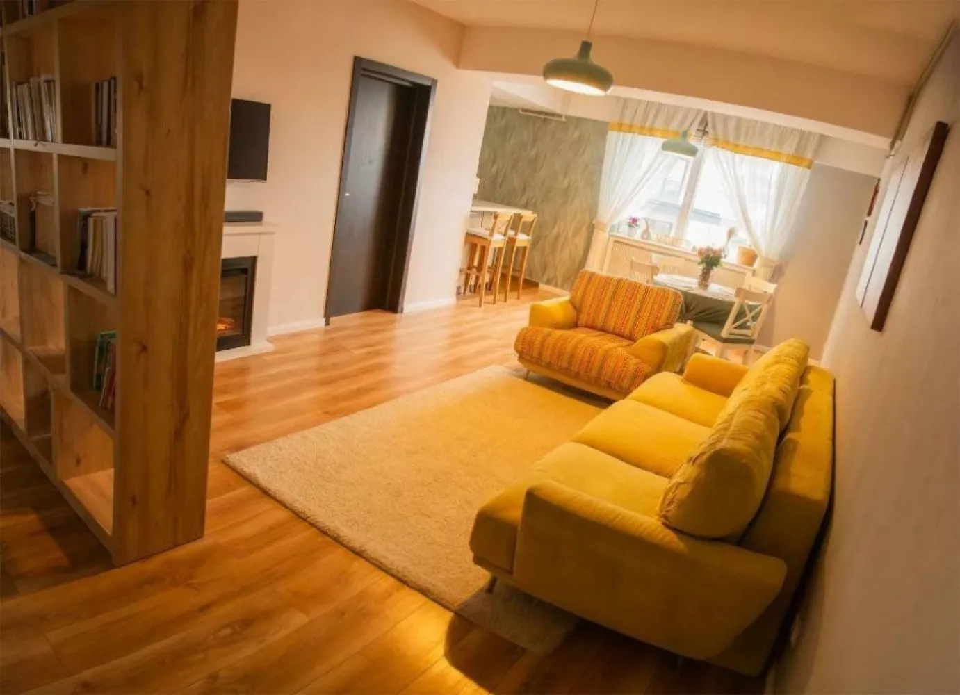 Apartament 3 camere 13 Septembrie SEBASTIAN - Apartament 3 camere cu suprafata utila de 79.92mp.
Bloc regim de înălţime S+P+9E, dat în folosinţă in 2015.
Nu se percepe TVA.

Este amplasat in imediata apropiere a parcului SEBASTIAN, langa Kaufland şi Centru comercial Vulcan Value Center (Carrefour Vulcan, KFC, McDonald's, Starbucks, H&M, etc) in spatele blocului.
Foarte aproape de Prosper Plaza, la 3 min de mers pe jos.
Acces facil -la puncte de interes si facilităţi esentiale.
Localizare excelenta la doar 10 minute de centrul Bucureştiului.
Finisaje superioare.
Bloc monitorizat video, 2 lifturi.
Centrala de apartament proprie ,Certificat energetic A.
Spatiu depozitare comun boxa subsol.
Gradinite si scoli in imediata apropiere.
Apartamentul se vinde semimobilat:
 - dressing ultraincapator pe hol si pantofar
-bucatarie mobilata si utilata cu masina de spalat vase, plita si cuptor electric, hota, frigider incorporat
-baie mobilata si utilata
-masca calorifer 
-biblioteca si masa dining + scaune
-camera de copii complet mobilata si utilata
Apartamentul este foarte calduros iarna ,consum mic de energie ,foarte econom
Hol mare la intrare, baie pe hol.