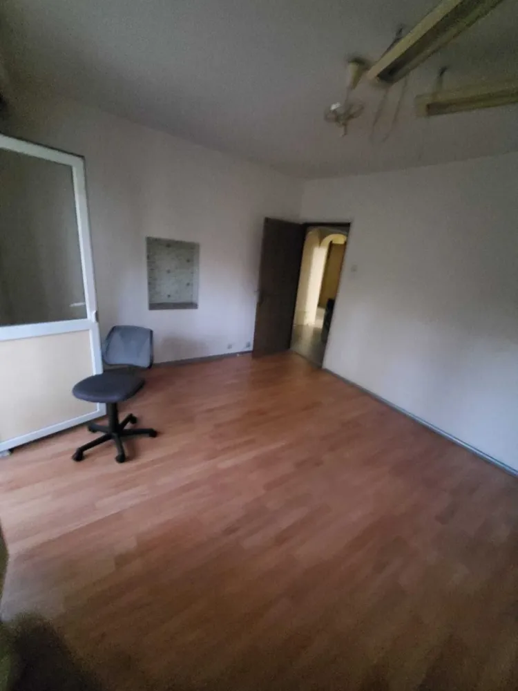 Vand ap 4 cam. Nerva Traian - O Goga - Vand ap 4 cam. Nerva Traian - O Goga, plan secundar 2/8, 93 mp util, 2 bai, necesita renovare. Bloc reabilitat recent, vine cu boxa subsol. Se vinde nemobilat, parchet lemn masiv stejar.