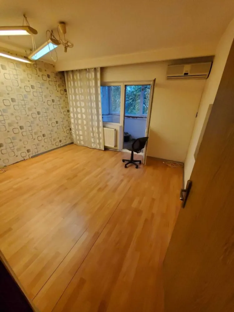 Vand ap 4 cam. Nerva Traian - O Goga - Vand ap 4 cam. Nerva Traian - O Goga, plan secundar 2/8, 93 mp util, 2 bai, necesita renovare. Bloc reabilitat recent, vine cu boxa subsol. Se vinde nemobilat, parchet lemn masiv stejar.