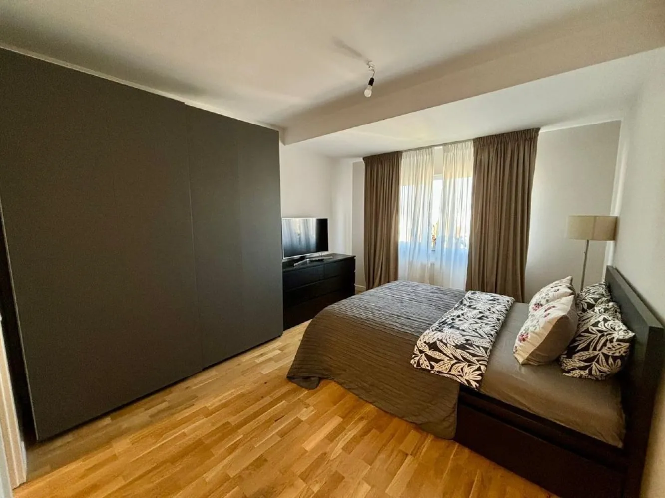 Apartament 3 camere complex Ten Blocks - Comunitatea dintr-un imobil au devenit adevarate necesitati si Prioritati de luat in calcul in cautarea unei locuinte.
Daca sunteti in cautarea unui apartament Luminos, Modern si Foarte bine Intretinut, aproape de oras, atunci aceasta proprietate vi se potriveste.

Va prezentam spre Vanzare un Apartament de 3 Camere, Decomandat, situat la etajul 7 din 8, intr-un Bloc Nou constructie 2010, din zona Militari-PACII, in Ansamblul Rezidential TEN BLOCKS ce poate deveni proprietatea dvs.

Acesta are o SUPRAFATA Totala de 82 mp, cu un Living de 22mp, 1 dormitor de 13.5mp, 1 dormitor de 14.7mp fiind completat de 1 hol acces cu o suprafata de 11.5mp, 1 Baie in suprafata de 5mp si o baie 2,15 si o Bucatarie INCHISA de aproape 7mp, la care se mai adauga 1 Terasa/ Balcon in suprafață de 7
Imobilul este orientat spre EST, luminos si ideal pentru cine iubeste linistea de acasa.

Apartamentul a fost PERSONALIZAT dupa propriile gusturi si se Vinde MOBILAT si UTILAT.
Printre DOTARI si FACILITATI mentionam:
• Bucatarie: Utilata 
• Electrocasnice
• 1 unitate AC
- parchet din lemn triplustratificat
- instalație electrica noua cu întrerupătoare Legrand
- tâmplărie pvc Gealan 

Complexul este ideal pentru familiile care isi doresc cresterea copilului intr-o comunitate primitoare si sigura.
Blocul are Propriul punct termic la subsol, fiind astfel ferit de problemele cu apa calda si caldura.
Scara blocului este foarte curata si primitoare. Sunt 2 lifturi SCHINDLER, iar la fiecare etaj sunt doar 5 apartamente.
Deasemenea fiecare Scara are adapost antiatomic.

Complexul Ten Blocks este pazit 24h si este compus din 10 blocuri, cu spatii verzi si locuri de joaca, bariere telecomandate pentru acces auto si pietonal din Bd. Preciziei si Bd. Iuliu Maniu.
In vecinatate sunt supermarketurile Mega Image, Profi, Kaufland, Carrefour expres sau LIDL , scoli si gradinite, sala fitness si restaurante.
Statia de METROU PACII este la 5 minute de mers precum si statii de autobuz si tramvai in vecinatate ce permit transportul facil.

Un apartament pregatit si echipat pentru orice tip de gusturi gata pentru a te muta.
Cu acestea fiind spuse va asteptam la o vizionare pentru va convinge de avantajele proprietatii!
Putem trimite mai multe poze in privat.
07******63