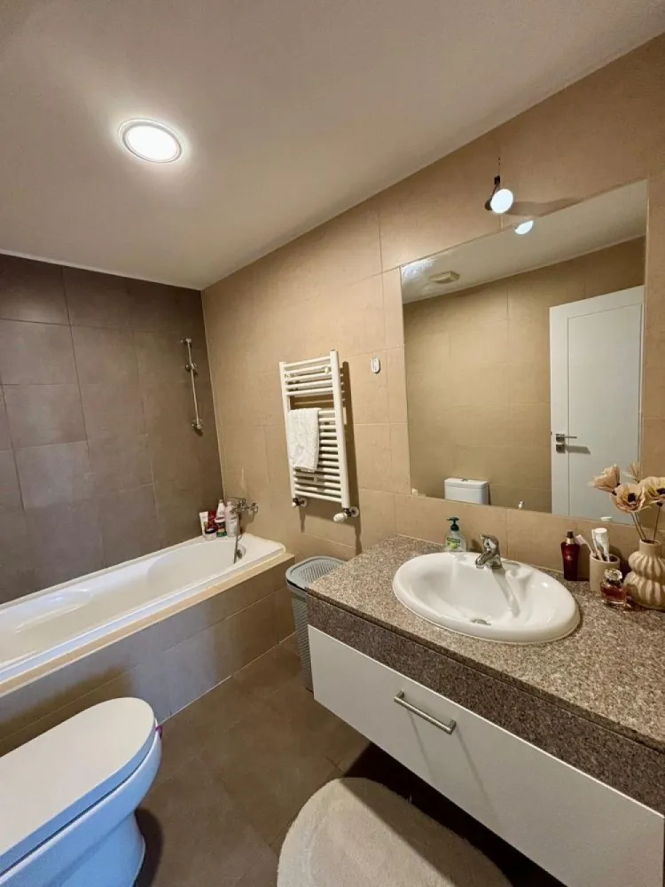 Apartament 3 camere complex Ten Blocks - Comunitatea dintr-un imobil au devenit adevarate necesitati si Prioritati de luat in calcul in cautarea unei locuinte.
Daca sunteti in cautarea unui apartament Luminos, Modern si Foarte bine Intretinut, aproape de oras, atunci aceasta proprietate vi se potriveste.

Va prezentam spre Vanzare un Apartament de 3 Camere, Decomandat, situat la etajul 7 din 8, intr-un Bloc Nou constructie 2010, din zona Militari-PACII, in Ansamblul Rezidential TEN BLOCKS ce poate deveni proprietatea dvs.

Acesta are o SUPRAFATA Totala de 82 mp, cu un Living de 22mp, 1 dormitor de 13.5mp, 1 dormitor de 14.7mp fiind completat de 1 hol acces cu o suprafata de 11.5mp, 1 Baie in suprafata de 5mp si o baie 2,15 si o Bucatarie INCHISA de aproape 7mp, la care se mai adauga 1 Terasa/ Balcon in suprafață de 7
Imobilul este orientat spre EST, luminos si ideal pentru cine iubeste linistea de acasa.

Apartamentul a fost PERSONALIZAT dupa propriile gusturi si se Vinde MOBILAT si UTILAT.
Printre DOTARI si FACILITATI mentionam:
• Bucatarie: Utilata 
• Electrocasnice
• 1 unitate AC
- parchet din lemn triplustratificat
- instalație electrica noua cu întrerupătoare Legrand
- tâmplărie pvc Gealan 

Complexul este ideal pentru familiile care isi doresc cresterea copilului intr-o comunitate primitoare si sigura.
Blocul are Propriul punct termic la subsol, fiind astfel ferit de problemele cu apa calda si caldura.
Scara blocului este foarte curata si primitoare. Sunt 2 lifturi SCHINDLER, iar la fiecare etaj sunt doar 5 apartamente.
Deasemenea fiecare Scara are adapost antiatomic.

Complexul Ten Blocks este pazit 24h si este compus din 10 blocuri, cu spatii verzi si locuri de joaca, bariere telecomandate pentru acces auto si pietonal din Bd. Preciziei si Bd. Iuliu Maniu.
In vecinatate sunt supermarketurile Mega Image, Profi, Kaufland, Carrefour expres sau LIDL , scoli si gradinite, sala fitness si restaurante.
Statia de METROU PACII este la 5 minute de mers precum si statii de autobuz si tramvai in vecinatate ce permit transportul facil.

Un apartament pregatit si echipat pentru orice tip de gusturi gata pentru a te muta.
Cu acestea fiind spuse va asteptam la o vizionare pentru va convinge de avantajele proprietatii!
Putem trimite mai multe poze in privat.
07******63