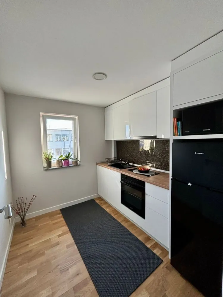 Apartament 3 camere complex Ten Blocks - Comunitatea dintr-un imobil au devenit adevarate necesitati si Prioritati de luat in calcul in cautarea unei locuinte.
Daca sunteti in cautarea unui apartament Luminos, Modern si Foarte bine Intretinut, aproape de oras, atunci aceasta proprietate vi se potriveste.

Va prezentam spre Vanzare un Apartament de 3 Camere, Decomandat, situat la etajul 7 din 8, intr-un Bloc Nou constructie 2010, din zona Militari-PACII, in Ansamblul Rezidential TEN BLOCKS ce poate deveni proprietatea dvs.

Acesta are o SUPRAFATA Totala de 82 mp, cu un Living de 22mp, 1 dormitor de 13.5mp, 1 dormitor de 14.7mp fiind completat de 1 hol acces cu o suprafata de 11.5mp, 1 Baie in suprafata de 5mp si o baie 2,15 si o Bucatarie INCHISA de aproape 7mp, la care se mai adauga 1 Terasa/ Balcon in suprafață de 7
Imobilul este orientat spre EST, luminos si ideal pentru cine iubeste linistea de acasa.

Apartamentul a fost PERSONALIZAT dupa propriile gusturi si se Vinde MOBILAT si UTILAT.
Printre DOTARI si FACILITATI mentionam:
• Bucatarie: Utilata 
• Electrocasnice
• 1 unitate AC
- parchet din lemn triplustratificat
- instalație electrica noua cu întrerupătoare Legrand
- tâmplărie pvc Gealan 

Complexul este ideal pentru familiile care isi doresc cresterea copilului intr-o comunitate primitoare si sigura.
Blocul are Propriul punct termic la subsol, fiind astfel ferit de problemele cu apa calda si caldura.
Scara blocului este foarte curata si primitoare. Sunt 2 lifturi SCHINDLER, iar la fiecare etaj sunt doar 5 apartamente.
Deasemenea fiecare Scara are adapost antiatomic.

Complexul Ten Blocks este pazit 24h si este compus din 10 blocuri, cu spatii verzi si locuri de joaca, bariere telecomandate pentru acces auto si pietonal din Bd. Preciziei si Bd. Iuliu Maniu.
In vecinatate sunt supermarketurile Mega Image, Profi, Kaufland, Carrefour expres sau LIDL , scoli si gradinite, sala fitness si restaurante.
Statia de METROU PACII este la 5 minute de mers precum si statii de autobuz si tramvai in vecinatate ce permit transportul facil.

Un apartament pregatit si echipat pentru orice tip de gusturi gata pentru a te muta.
Cu acestea fiind spuse va asteptam la o vizionare pentru va convinge de avantajele proprietatii!
Putem trimite mai multe poze in privat.
07******63