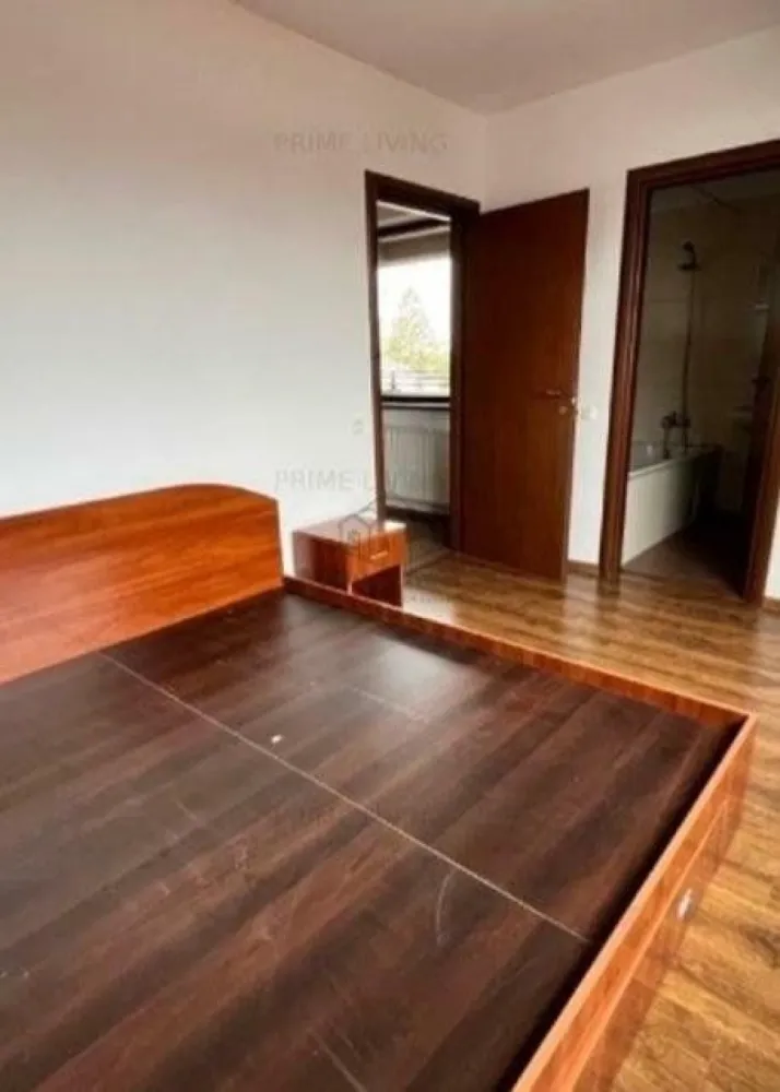 Unirii Tineretului Parcul Carol - Comision 0% pentru cumparator.
Agentie imobiliara AllHouse vinde in exclusivitate apartament 3 camere semidecomandat.
Living openspace cu bucataria.
1 Dormitor matrimonial cu baie proprie.
1 Dormitor cu baie separat.
2 Holuri.
1 Balcon tip logie de 7 mp.
Imobil din 2008 tip boutique cu 18 apartamente.
Etaj 3/5 cu lift.
Vedere catre Parcul Carol.
Loc de parcare in subteran inclus in pret.
Pret fix!