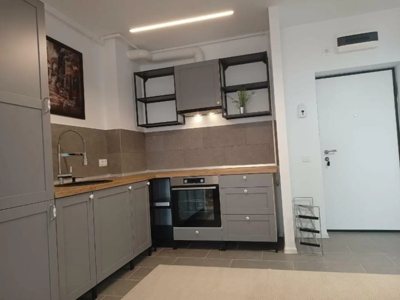 Apartament nou 3 camere Complex Atria - Apartament 3 camere cu suprafaţa de 73,1 mp, bucătărie deschisă, 2 băi, terasă spaţioasă, etaj 3, mobilat şi utilat complet, neutilizat (aparatura casnică montată şi sigilatâ). Finisaje superioare. 2 lifturi, pază permanentă, piscină, parc, locuri de joacă.
Living 22,1 mp
Dormitor 13,7 mp
Dormitor 16,6 mp
Bucatarie 6,2 mp
Hol 6, 8 mp
Baie 4,7 mp
Baie 3,0 mp
Terasa 5,3 mp
Centrala termica Bosh, Încălzire prin pardoseală, uşi Pinum, ferestre Salamander, parchet laminat Egger.
Complexul are deschidere la Lacul Străuleşti. Staţia de autobuz 476 este în faţa complexului.