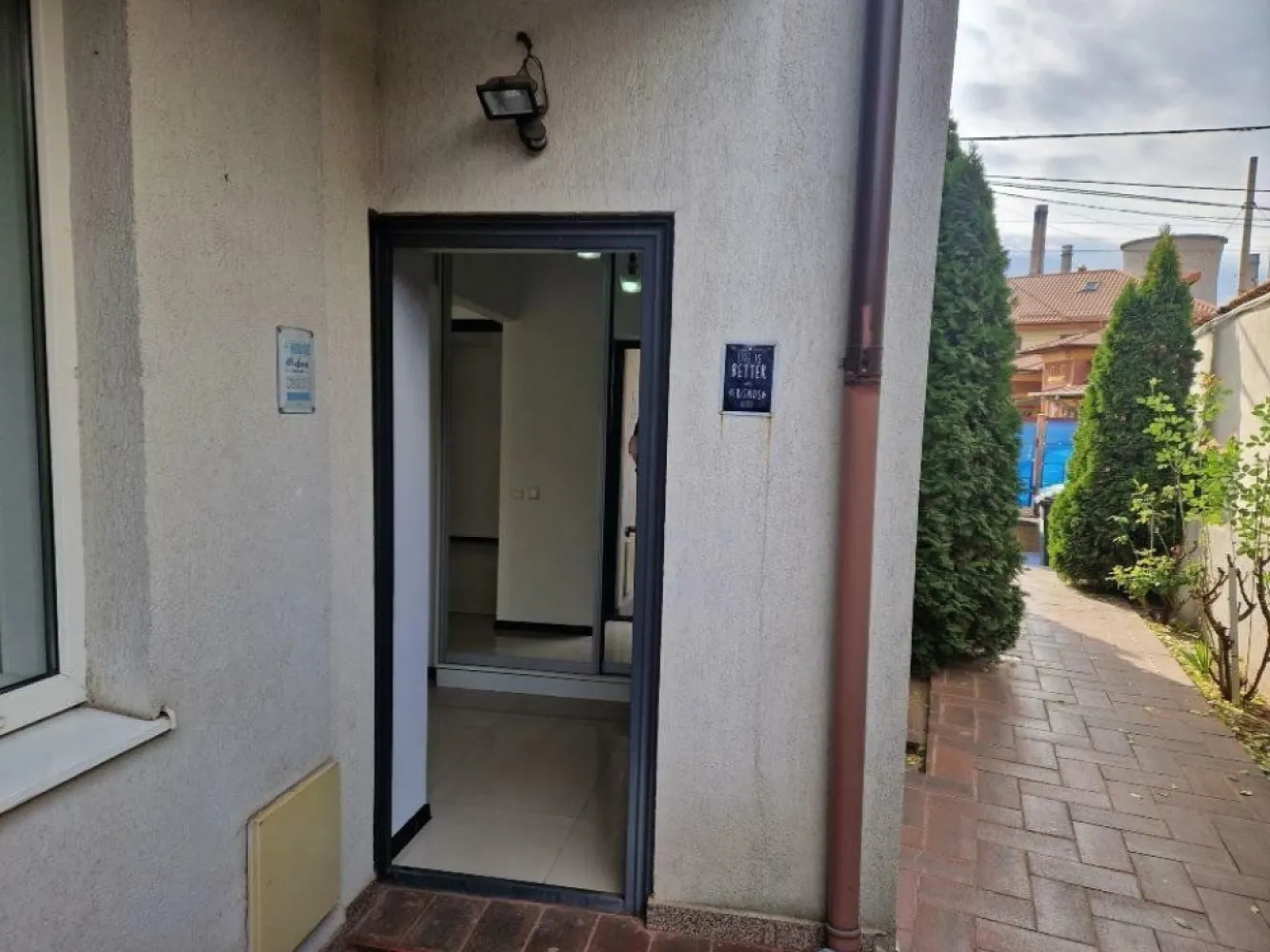 Vanzare apartament 3 camere, Bucureşti, Sector 3, Str Ilioara - Apartament la vânzare: Aici începe aventura ta de locuit!

Te-ai săturat să tot cauţi? Noi avem ce-ţi trebuie: un apartament cu personalitate, luminos şi spaţiu pentru vise mari (şi papuci mici).

Detalii care chiar contează:

Suprafaţă: Suficientă cât să te poţi rostogoli în voie (70mp)

Camere: Perfect de multe pentru weekenduri leneşe (doua dormitoare şi living)

Bucătărie: Unde cina îţi iese ca pe Pinterest, sau cel puţin ai destul spaţiu pentru takeout (rămâne mobilata)

Terasa: Pentru cafeaua ta de dimineaţă, filosofie la apus şi o mică grădină urbană â€“ dacă reuşeşti să păstrezi o plantă vie!

Extra features:

Vecini simpatici, să ştii pe cine să chemi la o cafea (sau să-ţi împrumute zahăr, ca în filme)

Şi mai presus de toate, o vibraţie care te face să te simţi ca acasă din prima clipă!

Dacă eşti gata să pui piciorul în ceva extra, nu doar un spaţiu de locuit, ci o poveste, vino să vezi apartamentul ăsta fain. Bonus: sentimentul că ţi-ai găsit locul tău în lume.

Câteva detalii technice: este pe Strada Ilioara nr 19A, la 5-10 minute de mers sunt 2 grădiniţe private, noi am ales Strumfisor şi ne-a plăcut. Am locuit în el din 2016, terasa a fost extrem de utila în pandemie, mai ales sa bei o bere cu vecinii când nu poţi merge nicăieri, dar şi pentru copil. Centrala termica este pe gaz, individuala şi cu încălzire în pardoseala.
Sunt parcări de la Primărie şi se mai poate parca şi pe strada, depinde cum preferi. În rest, cu un Google, găseşti tot ce este în jur.