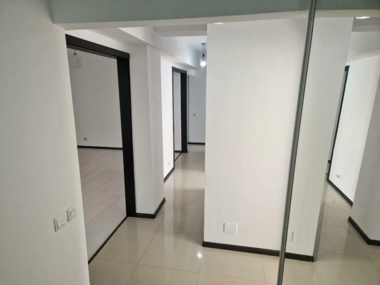 Vanzare apartament 3 camere, Bucureşti, Sector 3, Str Ilioara - Apartament la vânzare: Aici începe aventura ta de locuit!

Te-ai săturat să tot cauţi? Noi avem ce-ţi trebuie: un apartament cu personalitate, luminos şi spaţiu pentru vise mari (şi papuci mici).

Detalii care chiar contează:

Suprafaţă: Suficientă cât să te poţi rostogoli în voie (70mp)

Camere: Perfect de multe pentru weekenduri leneşe (doua dormitoare şi living)

Bucătărie: Unde cina îţi iese ca pe Pinterest, sau cel puţin ai destul spaţiu pentru takeout (rămâne mobilata)

Terasa: Pentru cafeaua ta de dimineaţă, filosofie la apus şi o mică grădină urbană â€“ dacă reuşeşti să păstrezi o plantă vie!

Extra features:

Vecini simpatici, să ştii pe cine să chemi la o cafea (sau să-ţi împrumute zahăr, ca în filme)

Şi mai presus de toate, o vibraţie care te face să te simţi ca acasă din prima clipă!

Dacă eşti gata să pui piciorul în ceva extra, nu doar un spaţiu de locuit, ci o poveste, vino să vezi apartamentul ăsta fain. Bonus: sentimentul că ţi-ai găsit locul tău în lume.

Câteva detalii technice: este pe Strada Ilioara nr 19A, la 5-10 minute de mers sunt 2 grădiniţe private, noi am ales Strumfisor şi ne-a plăcut. Am locuit în el din 2016, terasa a fost extrem de utila în pandemie, mai ales sa bei o bere cu vecinii când nu poţi merge nicăieri, dar şi pentru copil. Centrala termica este pe gaz, individuala şi cu încălzire în pardoseala.
Sunt parcări de la Primărie şi se mai poate parca şi pe strada, depinde cum preferi. În rest, cu un Google, găseşti tot ce este în jur.