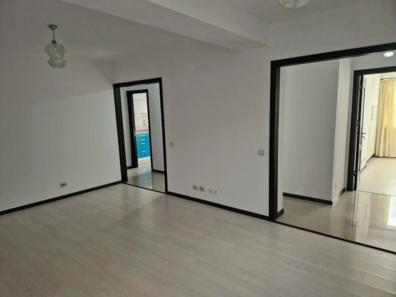 Vanzare apartament 3 camere, Bucureşti, Sector 3, Str Ilioara - Apartament la vânzare: Aici începe aventura ta de locuit!

Te-ai săturat să tot cauţi? Noi avem ce-ţi trebuie: un apartament cu personalitate, luminos şi spaţiu pentru vise mari (şi papuci mici).

Detalii care chiar contează:

Suprafaţă: Suficientă cât să te poţi rostogoli în voie (70mp)

Camere: Perfect de multe pentru weekenduri leneşe (doua dormitoare şi living)

Bucătărie: Unde cina îţi iese ca pe Pinterest, sau cel puţin ai destul spaţiu pentru takeout (rămâne mobilata)

Terasa: Pentru cafeaua ta de dimineaţă, filosofie la apus şi o mică grădină urbană â€“ dacă reuşeşti să păstrezi o plantă vie!

Extra features:

Vecini simpatici, să ştii pe cine să chemi la o cafea (sau să-ţi împrumute zahăr, ca în filme)

Şi mai presus de toate, o vibraţie care te face să te simţi ca acasă din prima clipă!

Dacă eşti gata să pui piciorul în ceva extra, nu doar un spaţiu de locuit, ci o poveste, vino să vezi apartamentul ăsta fain. Bonus: sentimentul că ţi-ai găsit locul tău în lume.

Câteva detalii technice: este pe Strada Ilioara nr 19A, la 5-10 minute de mers sunt 2 grădiniţe private, noi am ales Strumfisor şi ne-a plăcut. Am locuit în el din 2016, terasa a fost extrem de utila în pandemie, mai ales sa bei o bere cu vecinii când nu poţi merge nicăieri, dar şi pentru copil. Centrala termica este pe gaz, individuala şi cu încălzire în pardoseala.
Sunt parcări de la Primărie şi se mai poate parca şi pe strada, depinde cum preferi. În rest, cu un Google, găseşti tot ce este în jur.