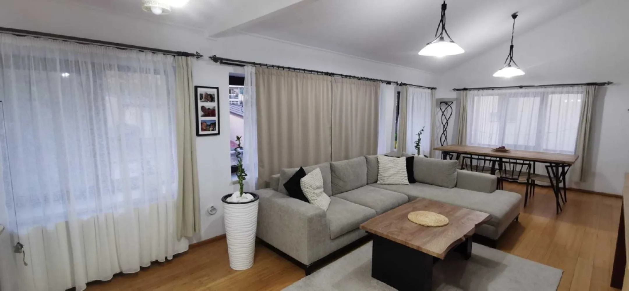 Duplex-apartament 3 camere 90,5mp utili, in vila P+1+M cu curte 639 mp - Se vinde apartament tip Duplex in Mansarda unei vile din 1938, consolidata si reabilitata in 2013 (cu Autorizatie de Construire), care cuprinde:
- O camera de zi de 33mp (8,6x3,8m) la primul nivel, inalta pe 2 nivele, cu tavanul in panta.
- Un Dormitor de 9.5mp la primul nivel cu vedere la gradina proprie
- Un Dormitor de 14.6mp la al doilea nivel cu vedere laterala exterioara si vedere la supanta (peste camera de zi), cu tavanul in panta.
- Bucatarie de 7.2mp mobilata si utilata complet (aragaz pe gaze, cuptor pe gaze, masina spalat vase incorporata, frigider cu dispensor LG foarte mare plus centrala termica Hermann - la primul nivel
- Un grup sanitar de 1.4mp (WC si chiuveta)
- O baie mare de6.1mp cu Dus (cu masaj)
- Terasa 2x3m
- Pod de cca 6mp (spatiul a fost folosit initial ca l;oc pentru pat, cu acces din dormitorul mic si a ramas finisat ca spatiu locuibil)
- Boxa-Camera depozitare/atelier la Demisol de cca 9mp, inalta de cca 5 m, in care se poate face un nivel intermediar (ceilalti 2 proprietari au deja aceasta impartire pe verticala realizata), cu geam.
- teren 159,5mp in indiviziune (cota de 1/4 din 639mp total teren)
Finisaje:
-Gresie pe hol si in bai, parchet bambus masiv (NU melaminat) in Camera de zi, si Dormitorul mare, parchet melaminat in bucatarie si Dormitorul mic. Se vinde complet mobilat si utilat, asa cum se vede in poze.
Casa este construita pe un teren cu suprafata de 639 mp, din caramida plina (50 cm grosime pereti exteriori), cu geamuri termopan. Sunt 3 proprietari pe tot imobilul si toti folosesc la comun tot ce este in curte, foisorul, gradina, etc. In dreptul curtii sunt 5 locuri de parcare plus inca unul in curte.
Cheltuieli de intretinere pe perioada de iarna cca 800 lei (gaze, curent, apa).
Distanta pana la Metrou Tineretului sau Metrou Timpuri noi cca 6 min mers pe jos.
Casa se poate viziona la adresa Ruginoasa nr. 2, Bucuresti, Sector 4.
Pentru mai multe detalii si poze va stau la dispozitie pe whatsapp la zero sapte doi doi sase trei trei patru opt trei (07******83).
Proprietatea merita vazuta, atat locatia cat si interiorul. Nu deranjati cu negocieri de pret la telefon inainte de vizionare.