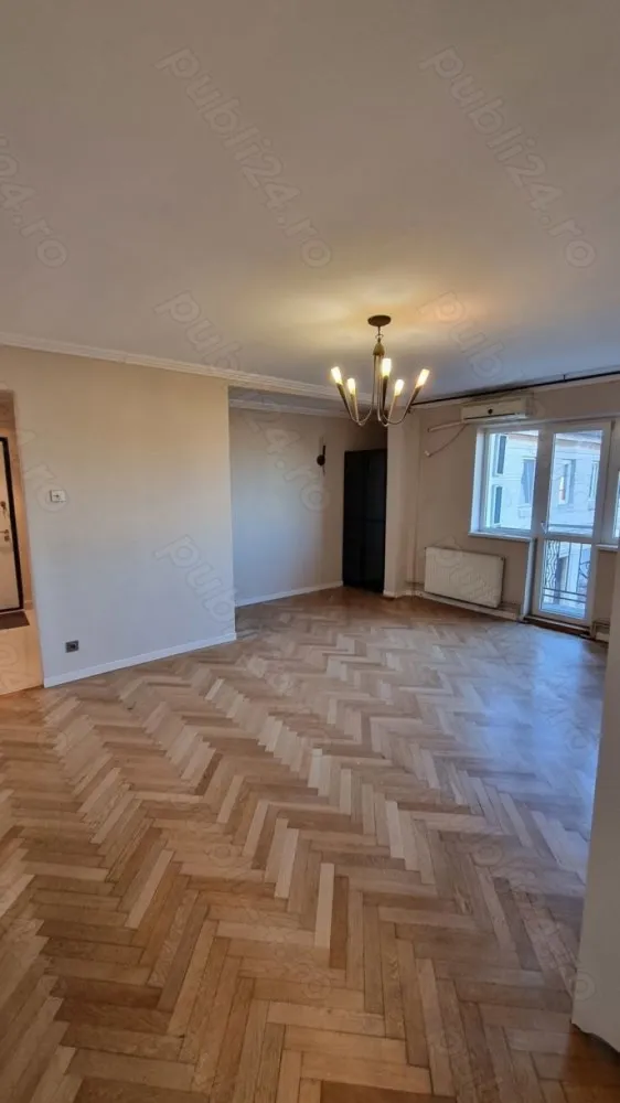 Apartament 3 camere ultracentral Univesitate - Apartament de vânzare cu 3 camere, situat într-o zonă excelentă, la intersecția Mosilor și Hristo Botev o locație centrală ce oferă acces facil la toate punctele de interes din București!

Caracteristici generale: Bloc solid și rezistent, fără risc seismic sau urgență. Beneficiază de o curte interioară cu acces restricționat pentru locatari, controlat prin telecomandă, unde există posibilitatea de parcare. Scara blocului este renovată, iar corpul de clădire este izolat termic, asigurând confort și eficiență energetică. Liftul merge pana la etajul 4.

Despre apartament: Apartamentul este situat la ultimul etaj (5 din 5), având deasupra o placă de beton și un pod înalt, circulabil, cu spații generoase de depozitare. Suprafața utilă este de 90 de metri pătrați, la care se adaugă un balcon.

Living generos pentru momente de relaxare și socializare

Două dormitoare decomandate, ideale pentru intimitate și confort

Baie principală modernizată, cu instalația de apă și scurgere recent refăcute

WC de serviciu pentru un plus de comoditate

Bucătărie mobilată și complet utilată, pregătită pentru utilizare imediată

Două spații de depozitare pentru organizarea eficientă a casei

Tavanele sunt izolate termic, iar apartamentul dispune de centrală proprie.

Orientare și luminozitate: Apartamentul are orientare estică, astfel încât este inundat de lumină naturală pe tot parcursul zilei și oferă o priveliște liberă.

Alte avantaje: Apartamentul este oferit direct de proprietar, fără comisioane suplimentare. O locuință ideală pentru cei care caută confort și siguranță într-o zonă ultracentrală!

Pentru detalii suplimentare și vizionări, vă așteptăm să ma contactați!