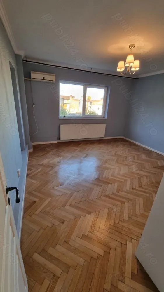 Apartament 3 camere ultracentral Univesitate - Apartament de vânzare cu 3 camere, situat într-o zonă excelentă, la intersecția Mosilor și Hristo Botev o locație centrală ce oferă acces facil la toate punctele de interes din București!

Caracteristici generale: Bloc solid și rezistent, fără risc seismic sau urgență. Beneficiază de o curte interioară cu acces restricționat pentru locatari, controlat prin telecomandă, unde există posibilitatea de parcare. Scara blocului este renovată, iar corpul de clădire este izolat termic, asigurând confort și eficiență energetică. Liftul merge pana la etajul 4.

Despre apartament: Apartamentul este situat la ultimul etaj (5 din 5), având deasupra o placă de beton și un pod înalt, circulabil, cu spații generoase de depozitare. Suprafața utilă este de 90 de metri pătrați, la care se adaugă un balcon.

Living generos pentru momente de relaxare și socializare

Două dormitoare decomandate, ideale pentru intimitate și confort

Baie principală modernizată, cu instalația de apă și scurgere recent refăcute

WC de serviciu pentru un plus de comoditate

Bucătărie mobilată și complet utilată, pregătită pentru utilizare imediată

Două spații de depozitare pentru organizarea eficientă a casei

Tavanele sunt izolate termic, iar apartamentul dispune de centrală proprie.

Orientare și luminozitate: Apartamentul are orientare estică, astfel încât este inundat de lumină naturală pe tot parcursul zilei și oferă o priveliște liberă.

Alte avantaje: Apartamentul este oferit direct de proprietar, fără comisioane suplimentare. O locuință ideală pentru cei care caută confort și siguranță într-o zonă ultracentrală!

Pentru detalii suplimentare și vizionări, vă așteptăm să ma contactați!