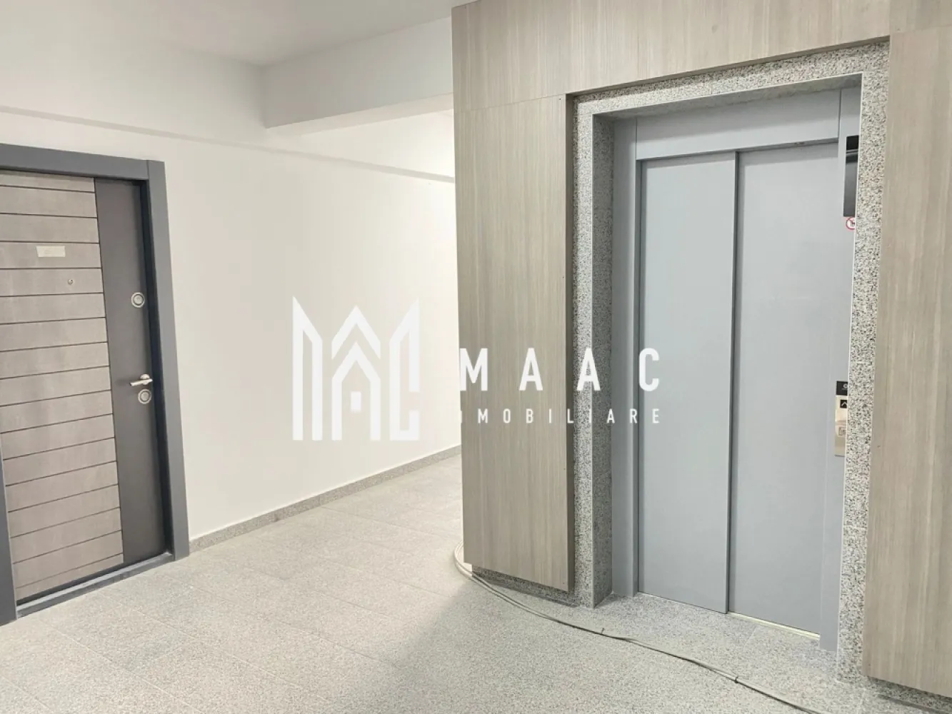 Direct dezvoltator | Apartament 2 camere | Etaj 3 | Calea Surii Mici - MAAC Imobiliare va prezinta un nou complex rezidential situat in zona Calea Surii Mici, in apropierea viitorului Spital Judetean. 

Apartamentul disponibil are o suprafata utila de 52.14 mp si un balcon de 4.69 mp, compartimentat in living generos de 20.20 mp, bucatarie spatioasa de 8.65 mp, dormitor confortabil de 12.29 mp, baie moderna de 3.86 mp si hol de 7.14 mp.

Apartamentul se poate preda la stadiul de finisat la cheie astfel
- Gresie si faianta la alegerea clientului
- Obiecte sanitare la alegere
- Glafuri interior
- Parchet
- Prize si intrerupatoare
- Usi interioare

 Pentru mai multe informatii va invitam sa mentionati ID-ul anuntului: CP2067827