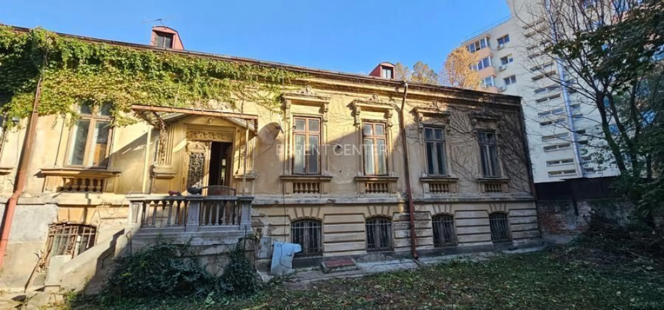 Proprietate exceptionala - Armeneasca - Proprietate de exceptie ( casa + teren), zona Armeneasca, strada Cercului 2A. - casa- constructie 1928 - 321 mp utili ( 516 mp construiti) + teren - 541 mp - raritate pentru întreaga zona. Casa este dispusa pe subsol + demisol+ parter+ pod, separat exista o pivniță de 80 mp. Extrem de versatila, proprietatea poate fi renovata și pretabila pentru spatiu rezidential sau orice alta activitate liberala ( cabinet avocat, notarial, medical,restaurant, etc). Extrem de atractiv pentru in investitor, exista un studiu istoric și un proiect de dezvoltare pentru un imobil nou - P+3, care poate fi predat viitorilor proprietari. Deschiderea terenului este foarte generoasa, de 15 ml la strada Cercului. Exista contracte de utilitati, iar proprietatea nu a avut niciodată probleme juridice ( a fost permanent în proprietatea privata)