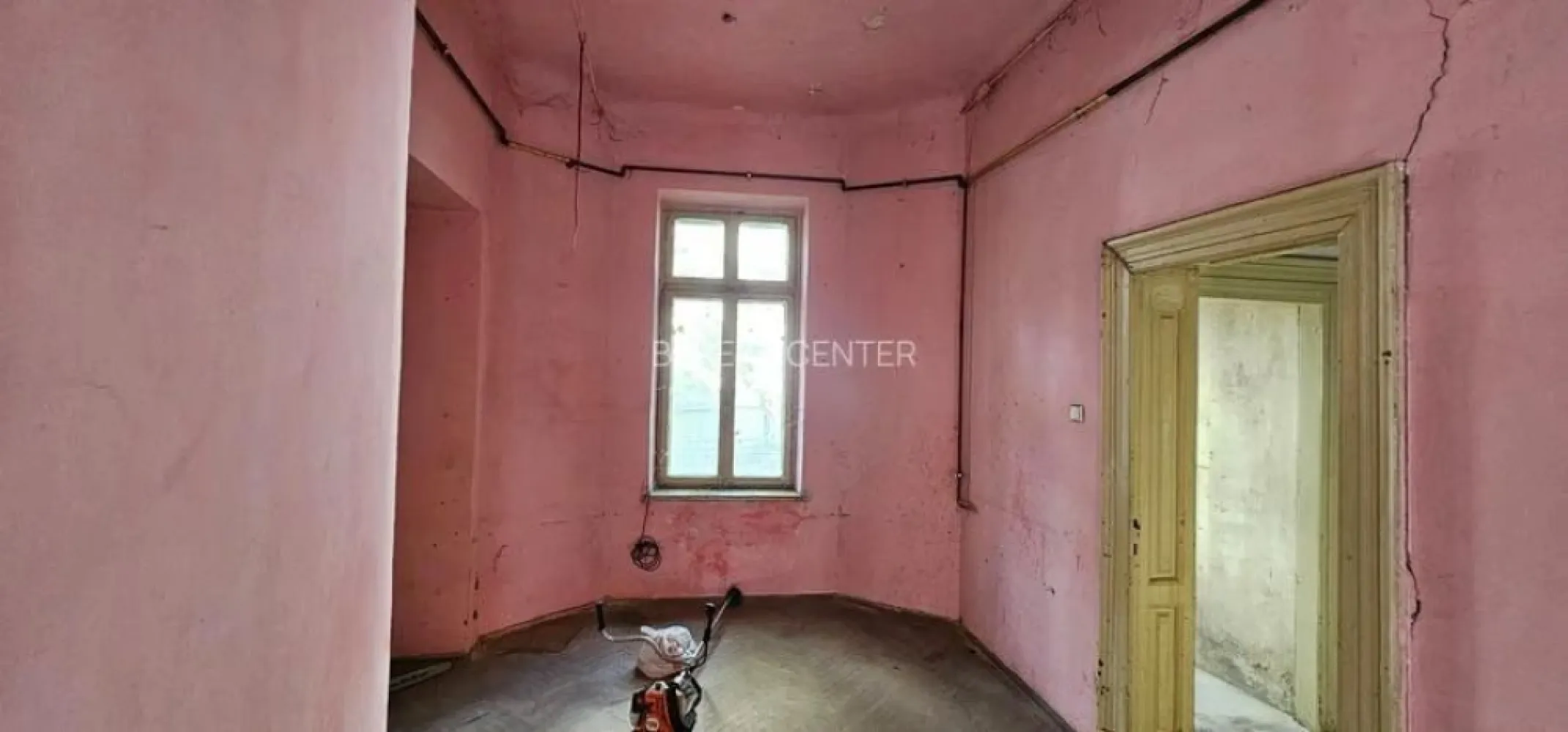 Proprietate exceptionala - Armeneasca - Proprietate de exceptie ( casa + teren), zona Armeneasca, strada Cercului 2A. - casa- constructie 1928 - 321 mp utili ( 516 mp construiti) + teren - 541 mp - raritate pentru întreaga zona. Casa este dispusa pe subsol + demisol+ parter+ pod, separat exista o pivniță de 80 mp. Extrem de versatila, proprietatea poate fi renovata și pretabila pentru spatiu rezidential sau orice alta activitate liberala ( cabinet avocat, notarial, medical,restaurant, etc). Extrem de atractiv pentru in investitor, exista un studiu istoric și un proiect de dezvoltare pentru un imobil nou - P+3, care poate fi predat viitorilor proprietari. Deschiderea terenului este foarte generoasa, de 15 ml la strada Cercului. Exista contracte de utilitati, iar proprietatea nu a avut niciodată probleme juridice ( a fost permanent în proprietatea privata)