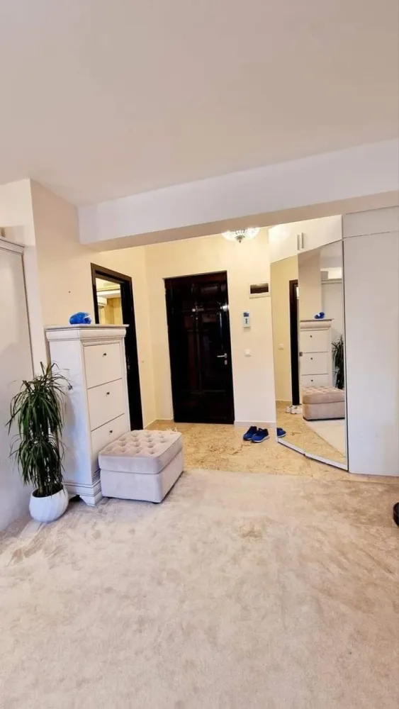 Exclusive Residence Copou - Apartament cu 3 camere - Apartament de vânzare aflat în Exclusive Residence Copou.

Descriere generală
• Vă prezint un apartament disponibil pentru vânzare, situat în ansamblul imobiliar Exclusive Residence Copou, unic prin poziția sa în cartier.

• Acesta este alcătuit din trei camere (două dormitoare, living open space cu bucătăria și hol), două băi și două terase cu o suprafață foarte generoasă și o priveliște foarte frumoasă spre Sărărie și Aeroportul Internațional Iași.

Suprafață
• Este situat la etajul 2 din 5, având o suprafață utilă de 70 mp și 15 mp de terase.

Facilități
• Proiectul cuprinde un ansamblu exclusivist de 19 blocuri noi, cu parcare subterană și supraterană, market, diferite saloane de înfrumusețare, piscină și club de fitness.

Beethoven Suite
• Apartamentul prezentat a fost numit de către dezvoltatorii imobiliari Beethoven Suite, un model extrem de rar și singurul la revânzare în ultimii 8 ani.

• Design interior
• Distincția acestui apartament este dată de eleganța discretă, de decoruri rafinate și lumină. Linii simple care denotă bun gust și reliefează rafinamentul decorului. Linii clasice ce se împletesc într-o formă unică, fără de egal, descriu o alternanţă între lux şi simplitate, echilibru şi somptuozitate. Aerul romantic al ambientului pastrează elemente inspirate de armonia unei simfonii.

Dotări/Finisaje
• Pasiune și calitate într-un stil de excepție.
• Dotări/Finisaje:
• Ușă din lemn masiv la intrare în apartament, dar și în interior;
• Geamuri termopan cu 3 rânduri de sticlă (4S Saint Gobain);
• Piatră naturală în baie
• Parchet din lemn de bambus în dormitor
• Marmură în zona de bucătărie și living room
• Aer condiționat
• Cadă cu hidromasaj 
• Termosistem de 15 cm;
• Încălzire centrală de bloc;
• Panouri solare TACONOVA;
• Lift Schindler de 6 persoane;
• Curte interioară supravegheată cu camere video;
• Locuri de parcare închiriabile.
• Etc

Preț și disponibilitate
• Apartamentul se vinde complet mobilat și utilat pentru suma de 350.000 euro.
• Disponibil imediat.