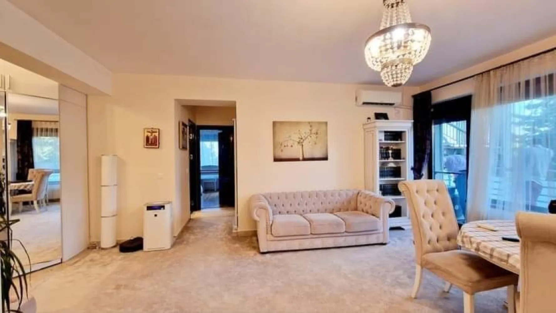 Exclusive Residence Copou - Apartament cu 3 camere - Apartament de vânzare aflat în Exclusive Residence Copou.

Descriere generală
• Vă prezint un apartament disponibil pentru vânzare, situat în ansamblul imobiliar Exclusive Residence Copou, unic prin poziția sa în cartier.

• Acesta este alcătuit din trei camere (două dormitoare, living open space cu bucătăria și hol), două băi și două terase cu o suprafață foarte generoasă și o priveliște foarte frumoasă spre Sărărie și Aeroportul Internațional Iași.

Suprafață
• Este situat la etajul 2 din 5, având o suprafață utilă de 70 mp și 15 mp de terase.

Facilități
• Proiectul cuprinde un ansamblu exclusivist de 19 blocuri noi, cu parcare subterană și supraterană, market, diferite saloane de înfrumusețare, piscină și club de fitness.

Beethoven Suite
• Apartamentul prezentat a fost numit de către dezvoltatorii imobiliari Beethoven Suite, un model extrem de rar și singurul la revânzare în ultimii 8 ani.

• Design interior
• Distincția acestui apartament este dată de eleganța discretă, de decoruri rafinate și lumină. Linii simple care denotă bun gust și reliefează rafinamentul decorului. Linii clasice ce se împletesc într-o formă unică, fără de egal, descriu o alternanţă între lux şi simplitate, echilibru şi somptuozitate. Aerul romantic al ambientului pastrează elemente inspirate de armonia unei simfonii.

Dotări/Finisaje
• Pasiune și calitate într-un stil de excepție.
• Dotări/Finisaje:
• Ușă din lemn masiv la intrare în apartament, dar și în interior;
• Geamuri termopan cu 3 rânduri de sticlă (4S Saint Gobain);
• Piatră naturală în baie
• Parchet din lemn de bambus în dormitor
• Marmură în zona de bucătărie și living room
• Aer condiționat
• Cadă cu hidromasaj 
• Termosistem de 15 cm;
• Încălzire centrală de bloc;
• Panouri solare TACONOVA;
• Lift Schindler de 6 persoane;
• Curte interioară supravegheată cu camere video;
• Locuri de parcare închiriabile.
• Etc

Preț și disponibilitate
• Apartamentul se vinde complet mobilat și utilat pentru suma de 350.000 euro.
• Disponibil imediat.
