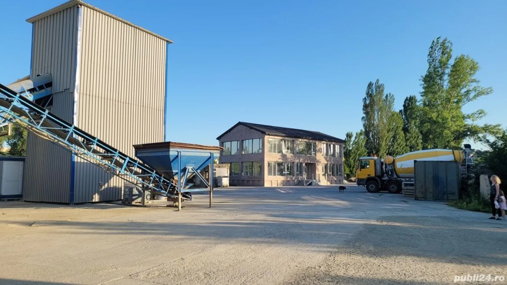 vand teren 5500 mp Iasi - Vand teren in suprafata de 5500 mp , situat intre calea ferata din spatele MITTAL STEEL (fosta Metalurgica), cu acces auto prin zona indistriala , spre Adimet , prin spatele Mittal Steel . Terenul este o platforma betonata 90% , imprejmuit cu gard de beton.Pe teren este construita o cladire noua de birouri in suprafata de 300 mp.Terenul are utilitati de la CFR , curent electric 70 KWsi apa curenta, iar gazul se afla la 200m.Momentan pe teren functioneaza o statie de betoane.
Pret negociabil 650000 euro.
Tel