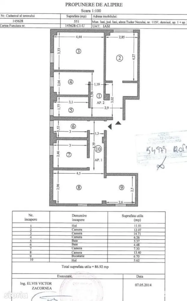 PF Vand 2 apartamente 2 camere, unite cadastral, CUG, Iasi - exclus agentii - Vand apartament 4 camere decomandat, suprafata 100 mp (87 mp utili), semidemisol. De fapt sunt 2 apartamente de 2 capere unite cadastral, au intrari separate.
Apartamentul este pe Aleea Tudor Neculai, este compus din 2 dormitoare, 2 living-uri, 2 bai, 2 bucatarii, 2 holuri. De fapt apartamentu este compus din 2 apartamente cu 2 camere, unite cadastral într-un singur apartament. Cele 2 apartamente au intrari separate, centrale separate, sunt complet mobilate, utilate cu frigider, aragaz, centrala termica, televizor, masina de spalat, plase de tantari si gratii
Blocul a fost construit in anul 2014.
In momentul de fata apartamentele au chiriasi. Oportunitatea este pentru persoanele care doresc sa faca o investitie si pot sa pastreze si chiriasii, sau pentru cineva care vrea sa le uneasca si fizic si sa isi realizeze un apartament mare.
Statia de tranvai e la 5 min de apartamente. 10 minute de mers pe jos pana la Selgros si statia de tranvai de la Rondul Vechi.