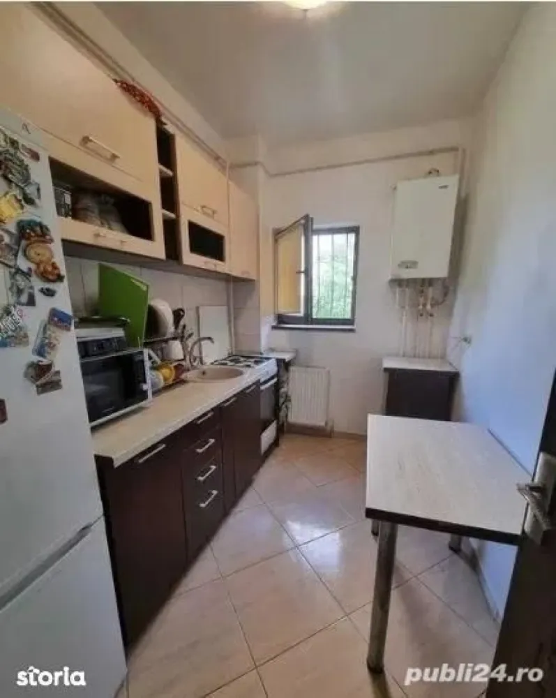 PF Vand 2 apartamente 2 camere, unite cadastral, CUG, Iasi - exclus agentii - Vand apartament 4 camere decomandat, suprafata 100 mp (87 mp utili), semidemisol. De fapt sunt 2 apartamente de 2 capere unite cadastral, au intrari separate.
Apartamentul este pe Aleea Tudor Neculai, este compus din 2 dormitoare, 2 living-uri, 2 bai, 2 bucatarii, 2 holuri. De fapt apartamentu este compus din 2 apartamente cu 2 camere, unite cadastral într-un singur apartament. Cele 2 apartamente au intrari separate, centrale separate, sunt complet mobilate, utilate cu frigider, aragaz, centrala termica, televizor, masina de spalat, plase de tantari si gratii
Blocul a fost construit in anul 2014.
In momentul de fata apartamentele au chiriasi. Oportunitatea este pentru persoanele care doresc sa faca o investitie si pot sa pastreze si chiriasii, sau pentru cineva care vrea sa le uneasca si fizic si sa isi realizeze un apartament mare.
Statia de tranvai e la 5 min de apartamente. 10 minute de mers pe jos pana la Selgros si statia de tranvai de la Rondul Vechi.