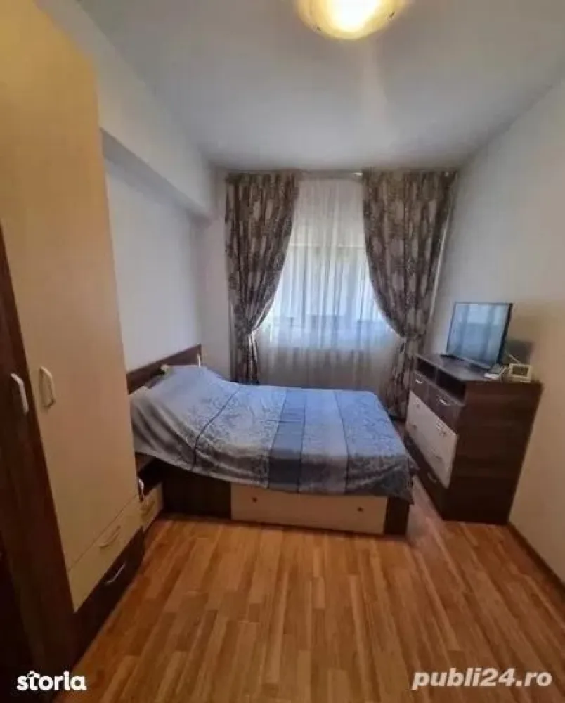 PF Vand 2 apartamente 2 camere, unite cadastral, CUG, Iasi - exclus agentii - Vand apartament 4 camere decomandat, suprafata 100 mp (87 mp utili), semidemisol. De fapt sunt 2 apartamente de 2 capere unite cadastral, au intrari separate.
Apartamentul este pe Aleea Tudor Neculai, este compus din 2 dormitoare, 2 living-uri, 2 bai, 2 bucatarii, 2 holuri. De fapt apartamentu este compus din 2 apartamente cu 2 camere, unite cadastral într-un singur apartament. Cele 2 apartamente au intrari separate, centrale separate, sunt complet mobilate, utilate cu frigider, aragaz, centrala termica, televizor, masina de spalat, plase de tantari si gratii
Blocul a fost construit in anul 2014.
In momentul de fata apartamentele au chiriasi. Oportunitatea este pentru persoanele care doresc sa faca o investitie si pot sa pastreze si chiriasii, sau pentru cineva care vrea sa le uneasca si fizic si sa isi realizeze un apartament mare.
Statia de tranvai e la 5 min de apartamente. 10 minute de mers pe jos pana la Selgros si statia de tranvai de la Rondul Vechi.