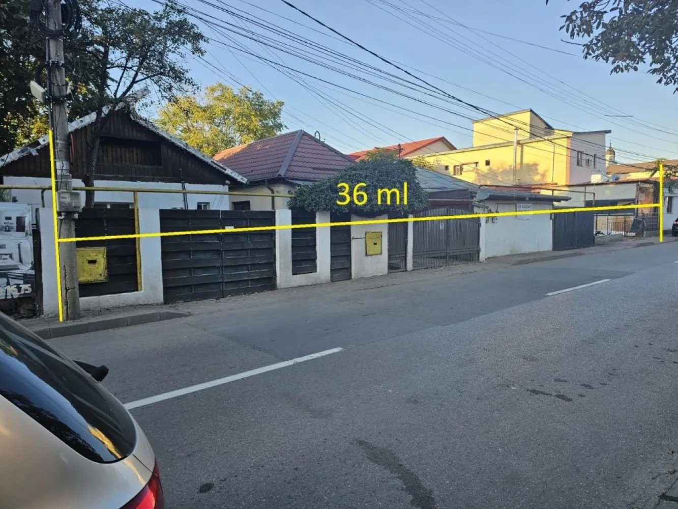 Case de vânzare zona centrala, Palas, centru, central - Se vand 5 proprietăți în zona centrala, cu o suprafață de teren de 1200 mp, la prețul de 1300 euro/mp

Strada Ipsilanti:

Nr 20 - 350 mp teren

Nr22 - 285 mp, construcție 180 mp, 6 camere, bucătărie, baie

Nr 24 - 102 mp, construcție 70 mp, 2 camere, bucătărie, baie, hol

Nr 24A - 214 mp, construcție 120 mp, 3 camere, bucătărie, baie, hol
Total - 600 mp teren

Strada Gospodari:
Nr 3 - 214 mp Teren, construcție 60 mp, 3 camere, bucătărie, baie. 

Proprietatile sunt lipite între ele.

Proprietatile se afla în zona centrala, în spatele Mitropoliei, pe strada Ipsilanti, la doar 3 minute de Palas Campus.

PROPRIETATILE SE VAND IMPREUNA SAU SEPARAT 
600 mp
950 mp
1200 mp