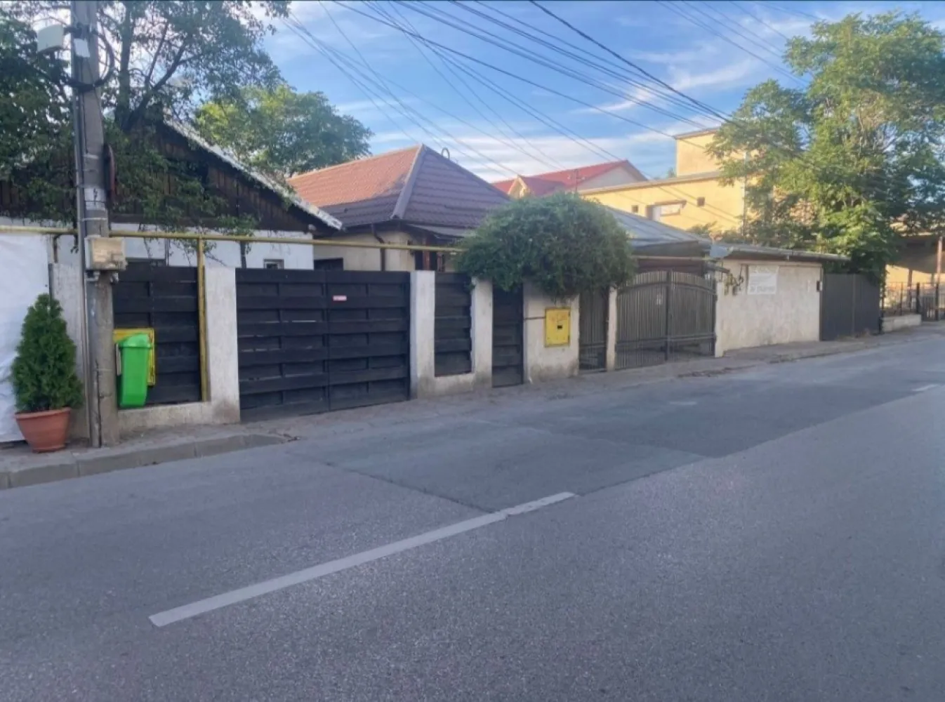 Case de vânzare zona centrala, Palas, centru, central - Se vand 5 proprietăți în zona centrala, cu o suprafață de teren de 1200 mp, la prețul de 1300 euro/mp

Strada Ipsilanti:

Nr 20 - 350 mp teren

Nr22 - 285 mp, construcție 180 mp, 6 camere, bucătărie, baie

Nr 24 - 102 mp, construcție 70 mp, 2 camere, bucătărie, baie, hol

Nr 24A - 214 mp, construcție 120 mp, 3 camere, bucătărie, baie, hol
Total - 600 mp teren

Strada Gospodari:
Nr 3 - 214 mp Teren, construcție 60 mp, 3 camere, bucătărie, baie. 

Proprietatile sunt lipite între ele.

Proprietatile se afla în zona centrala, în spatele Mitropoliei, pe strada Ipsilanti, la doar 3 minute de Palas Campus.

PROPRIETATILE SE VAND IMPREUNA SAU SEPARAT 
600 mp
950 mp
1200 mp