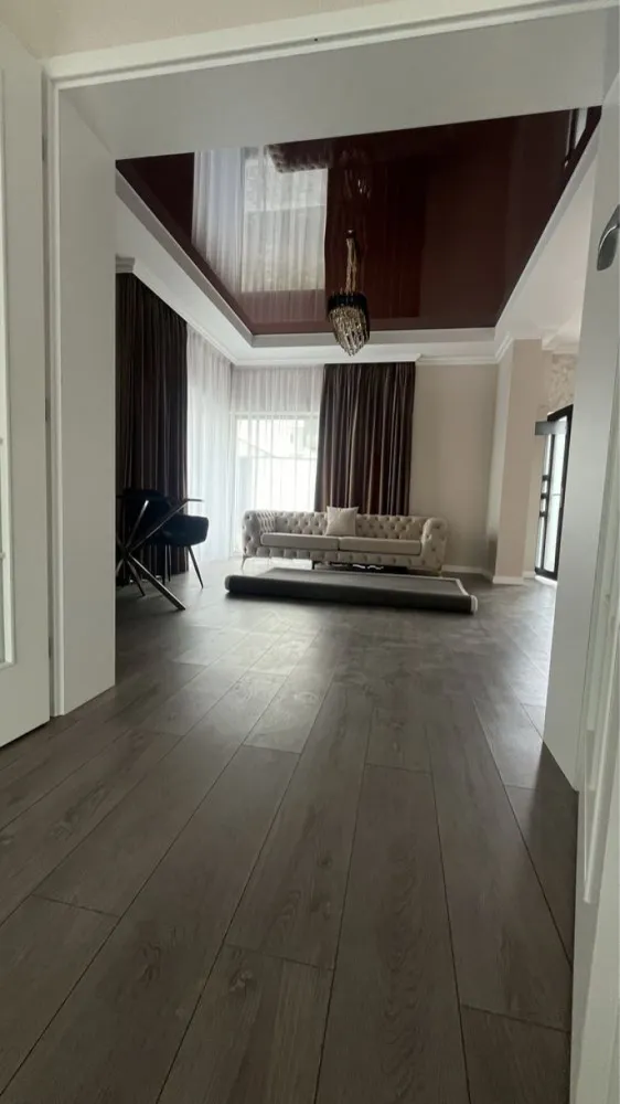 Casa Bucium Noua Direct Dezvoltator - Direct Dezvoltator 
Aceast ansamblu de case este situat in zona rezidențiala Bucium la 1 km de supermarket LIDL și benzinaria Mol, intr-o locatie foarte liniștita și cu vedere deosebita asupra orașului Iasi..
Este formată din parter și etaj cu o suprafața 112 mp utili și teren 400 mp+77 mp cota indiviză 
Caile de acces intre proprietati beneficiaza de drumuri asfaltate, alei si trotuare amenajate cu pavele.
Casele sunt concepute pentru confortul și necesităților unei familii.
Structural sunt coonfigurata din living spațios , 3 dormitoare , bucătărie , dresing , 2 bai , terasa , Magazie. 

Finisaje exterioare:
Tencuiala decorativa
Geam termopan de cea mai buna calitate
Polistiren 10 cm EPS 100 Grafitat
Caramida Porotherm
Hidorizolatie acoperis - placa beton armat, hidroizolatie, polistiren
Trotuar pavaj in fata casei
Platforma pavaj pentru parcare masina
Garduri din Boltari și metalice pentru delimitarea curtii
Finisaje interioare
Tencuiala - Glet
Sapa pe baza de ipsos
Gresie si faianta pentru bai si bucatarie - modele la alegerea clientului din oferta furnizorilor Panoramic Residence ;
Bai echipate (obiecte sanitare: Wc-uri si lavoare portelan, bideu, cada baie, cabina dus)
Centrala termica
Calorifere otel si incalzire prin pardoseala;
Intrerupatoare si prize
Usi interioare
Pardoseli din parchet laminat montat pe folie PEE 3 mm in dormitoare, hol etaj si living(culori modele - la alegerea clientului);
Zugraveli cu vopsea lavabila alba;
Scara interioara zidita, placata cu lemn, cu balustrada si mana curenta din lemn
MOBILATA

Utilitati
Apa din reteaua publica Iasi (Apavital)
Canalizare retea publica Iasi (Apavital)
Gaze (EON)
Energie electrica
Prețul este de 169900TVA inclus
Pentru mai multe detalii ne puteți contacta
07******18 Vezi mai puţin