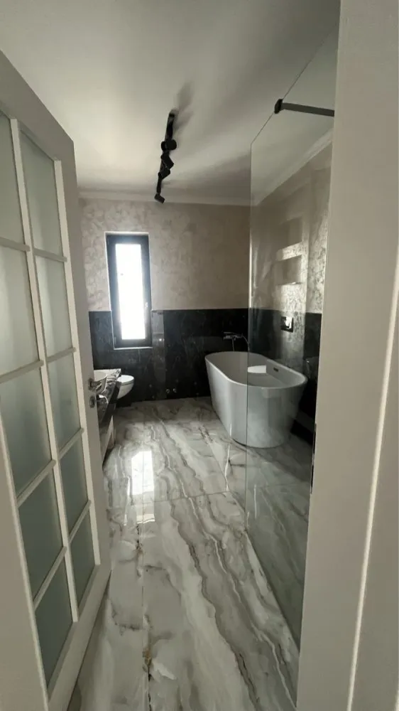 Casa Bucium Noua Direct Dezvoltator - Direct Dezvoltator 
Aceast ansamblu de case este situat in zona rezidențiala Bucium la 1 km de supermarket LIDL și benzinaria Mol, intr-o locatie foarte liniștita și cu vedere deosebita asupra orașului Iasi..
Este formată din parter și etaj cu o suprafața 112 mp utili și teren 400 mp+77 mp cota indiviză 
Caile de acces intre proprietati beneficiaza de drumuri asfaltate, alei si trotuare amenajate cu pavele.
Casele sunt concepute pentru confortul și necesităților unei familii.
Structural sunt coonfigurata din living spațios , 3 dormitoare , bucătărie , dresing , 2 bai , terasa , Magazie. 

Finisaje exterioare:
Tencuiala decorativa
Geam termopan de cea mai buna calitate
Polistiren 10 cm EPS 100 Grafitat
Caramida Porotherm
Hidorizolatie acoperis - placa beton armat, hidroizolatie, polistiren
Trotuar pavaj in fata casei
Platforma pavaj pentru parcare masina
Garduri din Boltari și metalice pentru delimitarea curtii
Finisaje interioare
Tencuiala - Glet
Sapa pe baza de ipsos
Gresie si faianta pentru bai si bucatarie - modele la alegerea clientului din oferta furnizorilor Panoramic Residence ;
Bai echipate (obiecte sanitare: Wc-uri si lavoare portelan, bideu, cada baie, cabina dus)
Centrala termica
Calorifere otel si incalzire prin pardoseala;
Intrerupatoare si prize
Usi interioare
Pardoseli din parchet laminat montat pe folie PEE 3 mm in dormitoare, hol etaj si living(culori modele - la alegerea clientului);
Zugraveli cu vopsea lavabila alba;
Scara interioara zidita, placata cu lemn, cu balustrada si mana curenta din lemn
MOBILATA

Utilitati
Apa din reteaua publica Iasi (Apavital)
Canalizare retea publica Iasi (Apavital)
Gaze (EON)
Energie electrica
Prețul este de 169900TVA inclus
Pentru mai multe detalii ne puteți contacta
07******18 Vezi mai puţin