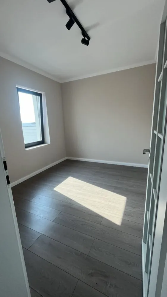 Casa Bucium Noua Direct Dezvoltator - Direct Dezvoltator 
Aceast ansamblu de case este situat in zona rezidențiala Bucium la 1 km de supermarket LIDL și benzinaria Mol, intr-o locatie foarte liniștita și cu vedere deosebita asupra orașului Iasi..
Este formată din parter și etaj cu o suprafața 112 mp utili și teren 400 mp+77 mp cota indiviză 
Caile de acces intre proprietati beneficiaza de drumuri asfaltate, alei si trotuare amenajate cu pavele.
Casele sunt concepute pentru confortul și necesităților unei familii.
Structural sunt coonfigurata din living spațios , 3 dormitoare , bucătărie , dresing , 2 bai , terasa , Magazie. 

Finisaje exterioare:
Tencuiala decorativa
Geam termopan de cea mai buna calitate
Polistiren 10 cm EPS 100 Grafitat
Caramida Porotherm
Hidorizolatie acoperis - placa beton armat, hidroizolatie, polistiren
Trotuar pavaj in fata casei
Platforma pavaj pentru parcare masina
Garduri din Boltari și metalice pentru delimitarea curtii
Finisaje interioare
Tencuiala - Glet
Sapa pe baza de ipsos
Gresie si faianta pentru bai si bucatarie - modele la alegerea clientului din oferta furnizorilor Panoramic Residence ;
Bai echipate (obiecte sanitare: Wc-uri si lavoare portelan, bideu, cada baie, cabina dus)
Centrala termica
Calorifere otel si incalzire prin pardoseala;
Intrerupatoare si prize
Usi interioare
Pardoseli din parchet laminat montat pe folie PEE 3 mm in dormitoare, hol etaj si living(culori modele - la alegerea clientului);
Zugraveli cu vopsea lavabila alba;
Scara interioara zidita, placata cu lemn, cu balustrada si mana curenta din lemn
MOBILATA

Utilitati
Apa din reteaua publica Iasi (Apavital)
Canalizare retea publica Iasi (Apavital)
Gaze (EON)
Energie electrica
Prețul este de 169900TVA inclus
Pentru mai multe detalii ne puteți contacta
07******18 Vezi mai puţin