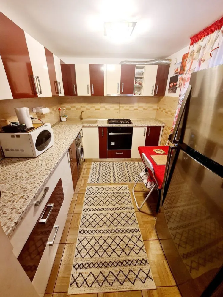 Casa vila Miroslava Notariat Pepinierii - pozitie excelenta - Fără agenții !!!

Persoana fizica vand casa facuta in 2014 noua - mobilata utilata zona Cug (valea adanca - capat Pepinierii- in spate la Notariat Miroslava- pozitie excelenta ) la strada principala !

Stație de maxi taxi la 100m !

Casa are aprox 100mp2 utili si este organizata astfel:

Parter : 
*living mare 40m2
*bucatarie inchisa
*baie cu geam si cabina dus
* hol intrare inchis (veranda)

Etaj :
*1 camera matrimoniala 
*baie cu geam si jacuzzi 
*Al doilea dormitor
*Hol etaj ( aer conditionat montat)
*dressing (birou)/al 3lea dormitor 
*pod (spatiu de depozitare)

Alte facilitati :
* magazie in spatele casei
* foisor cu gratar in fata casei
*gard fier forjat acoperit cu policarbonat
*strada privata fix la strada principala asfaltata
*acces la mijloace de transport
*acces la gradinite,scoli,magazine,LIDL,5 min de Mall Miroslava etc
*mobila pe comanda din MDF lucios alb
*electrocasnice de ultima generatie
*gresie,faianta,parchet,izolatie,termopan
*total suprafata teren cu tot cu casa aprox 300m2

UTILITATI :
*apa
*Gaz (centrala +calorifere)
*energie electrica
*CANALIZARE
*internet + cablu Tv
* Aer Conditionat Vortex

Casa nu a fost facuta de dezvoltator ci de o persoana fizica si dupa cum vedeti s-a investit foarte mult in ea si se vinde exact ca in poze !

*Cheltuieli mici !

Pret vanzare 152.000 euro negociabil !
Se vinde mobilata utilata la cheie.

O vindem deoarece ne vom muta la alta casa !

Putem fi contactati la 0>7>4>6>8>3>8>2>9>1

***FARA AGENTII*** 

Va asteptam la o vizita cu mare drag.Multumim