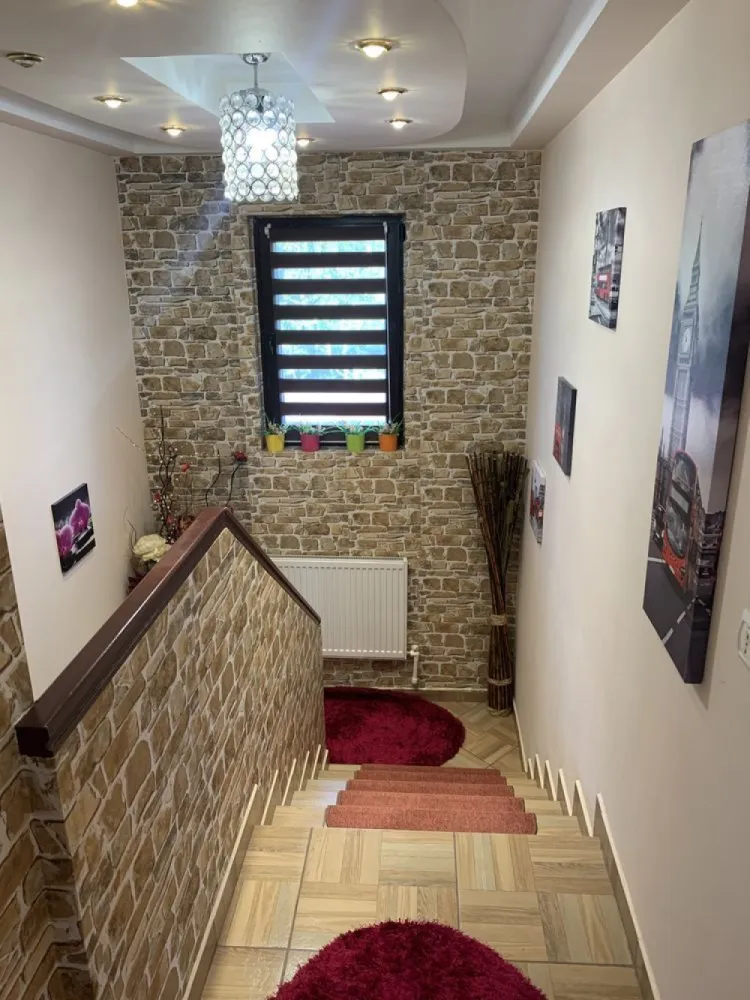 Casa vila Miroslava Notariat Pepinierii - pozitie excelenta - Fără agenții !!!

Persoana fizica vand casa facuta in 2014 noua - mobilata utilata zona Cug (valea adanca - capat Pepinierii- in spate la Notariat Miroslava- pozitie excelenta ) la strada principala !

Stație de maxi taxi la 100m !

Casa are aprox 100mp2 utili si este organizata astfel:

Parter : 
*living mare 40m2
*bucatarie inchisa
*baie cu geam si cabina dus
* hol intrare inchis (veranda)

Etaj :
*1 camera matrimoniala 
*baie cu geam si jacuzzi 
*Al doilea dormitor
*Hol etaj ( aer conditionat montat)
*dressing (birou)/al 3lea dormitor 
*pod (spatiu de depozitare)

Alte facilitati :
* magazie in spatele casei
* foisor cu gratar in fata casei
*gard fier forjat acoperit cu policarbonat
*strada privata fix la strada principala asfaltata
*acces la mijloace de transport
*acces la gradinite,scoli,magazine,LIDL,5 min de Mall Miroslava etc
*mobila pe comanda din MDF lucios alb
*electrocasnice de ultima generatie
*gresie,faianta,parchet,izolatie,termopan
*total suprafata teren cu tot cu casa aprox 300m2

UTILITATI :
*apa
*Gaz (centrala +calorifere)
*energie electrica
*CANALIZARE
*internet + cablu Tv
* Aer Conditionat Vortex

Casa nu a fost facuta de dezvoltator ci de o persoana fizica si dupa cum vedeti s-a investit foarte mult in ea si se vinde exact ca in poze !

*Cheltuieli mici !

Pret vanzare 152.000 euro negociabil !
Se vinde mobilata utilata la cheie.

O vindem deoarece ne vom muta la alta casa !

Putem fi contactati la 0>7>4>6>8>3>8>2>9>1

***FARA AGENTII*** 

Va asteptam la o vizita cu mare drag.Multumim