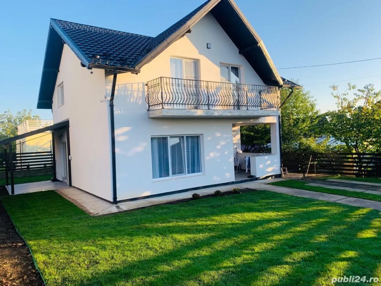 Vila deosebita,zona Hlincea - Se vinde in exclusivitate vila mobilata si utilata modern,curte amenajata complet,rulouri,gazon, arbori ornamentali,terasa acoperita. Casa se afla in Hlincea intr-o zona splendida de vile, o oaza de liniste si un peisaj de vis. Având 125 mp utili si 350 mp teren, imobilul este compartimentat astfel : 
Parter: living,hol,baie,bucatarie cu iesire pe terasa ;
Etaj : 3 dormitoare,balcon, baie;
+mansarda.
Casa este izolata cu polistiren de 10 , iar podul cu vata bazaltica. 
Ca localizare sunte aproape de cele 2 manastiri emblematice a Iasului : Hlincea si Cetatuia,la 5 minute de Continental si 20 minute de Palas, Podu Ros. Se accepta credit! Casa se vinde ca in poze! Preț : 155.000 Euro